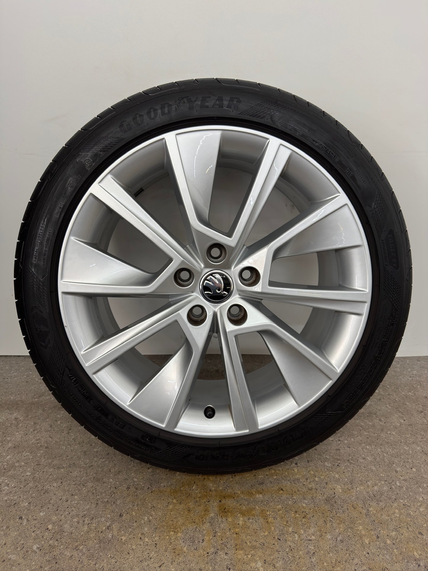Original Skoda Octavia IV NX 18 Zoll Braga Sommerräder 5E3601025K (Scout) Sommerreifen Felgen Alufelgen 5E3601025L 225/45 R18 91Y Offroad Sommerkomplettradsatz