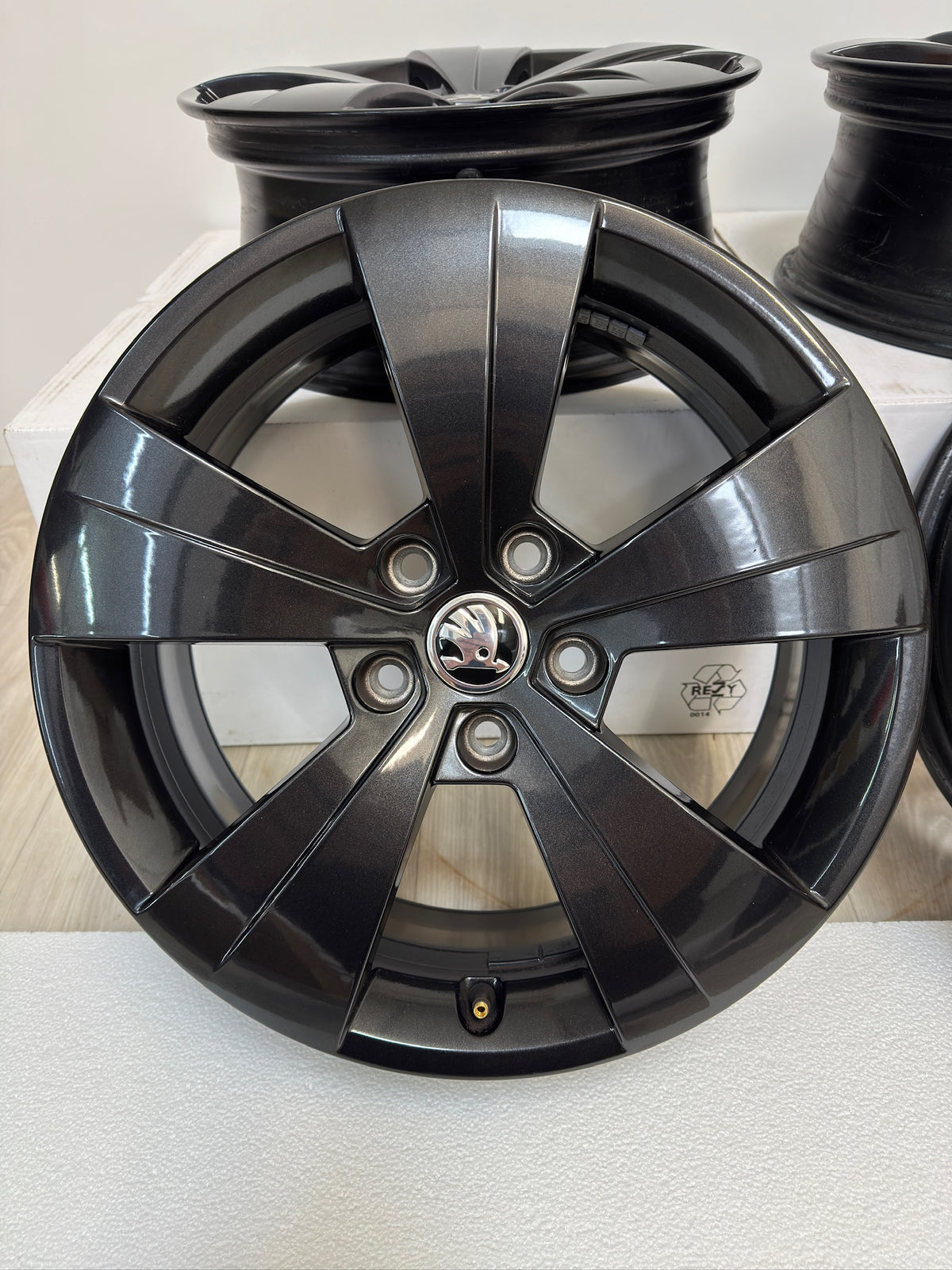 Original Skoda Superb III 3 3V 17 Zoll Helios Felgen Alufelgen 3V0601025AS 3V0601025A 6,5x17 ET41 5x112 Schwarz Limousine Kombi Felgensatz MwSt. ausweisbar