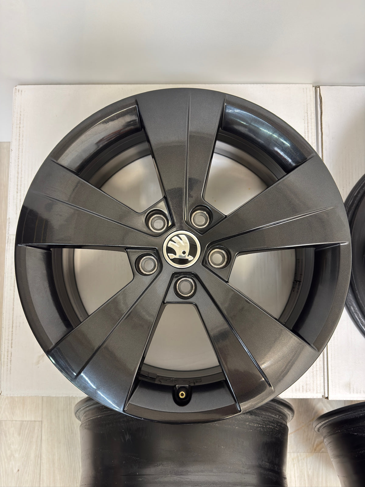 Original Skoda Superb III 3 3V 17 Zoll Helios Felgen Alufelgen 3V0601025AS 3V0601025A 6,5x17 ET41 5x112 Schwarz Limousine Kombi Felgensatz MwSt. ausweisbar