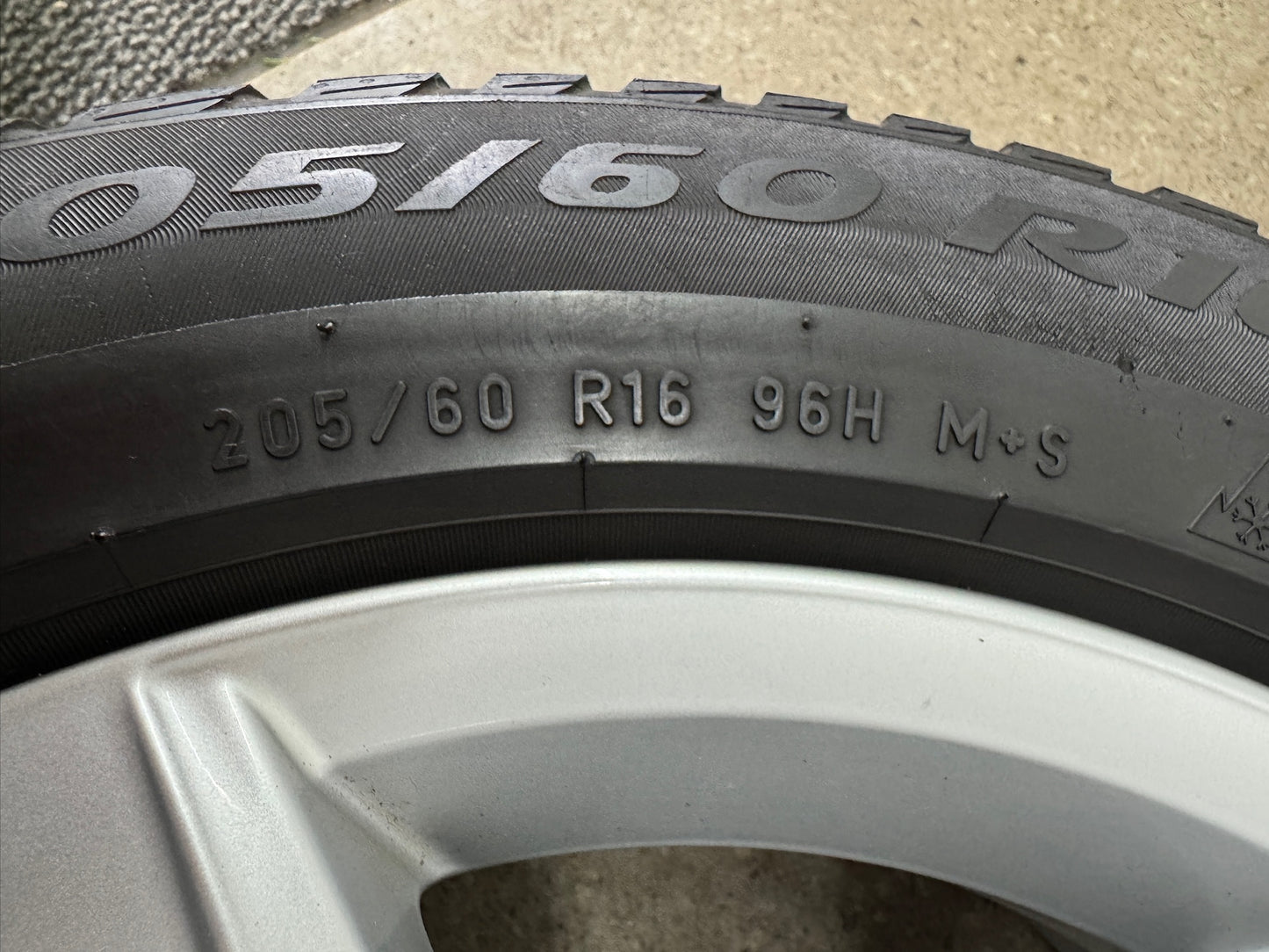 Original VW Touran II 2 5T 16 Zoll Corvara Winterräder Winterreifen Felgen 5TA071496 KBA50413 205/60 R16 96H M+S Alufelgen Silber 6,5x16 ET48 Winterradsatz MwSt.