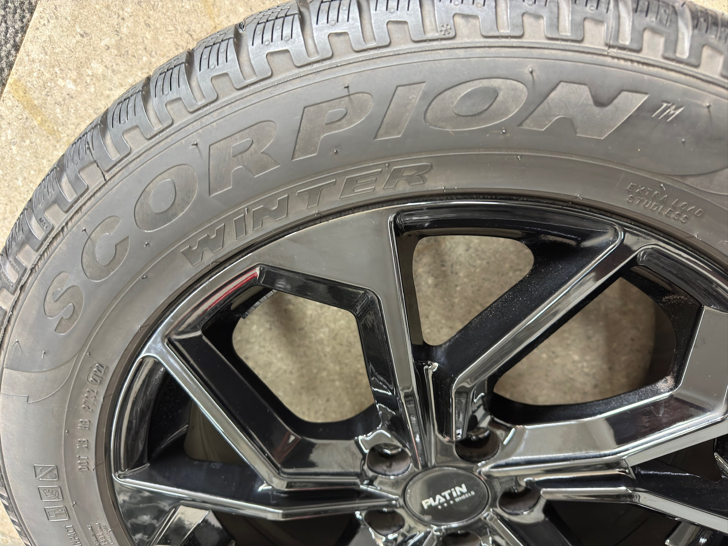 TOP 7-6mm VW Tiguan II 2 5N Skoda Kodiaq I 1 NS 18 Zoll Winterräder Winterreifen Felgen Alufelgen Schwarz 235/55 R18 104H M+S 7x18 ET43 KBA 53325 Allspace R-Line Winterradsatz MwSt. SUV Pirelli