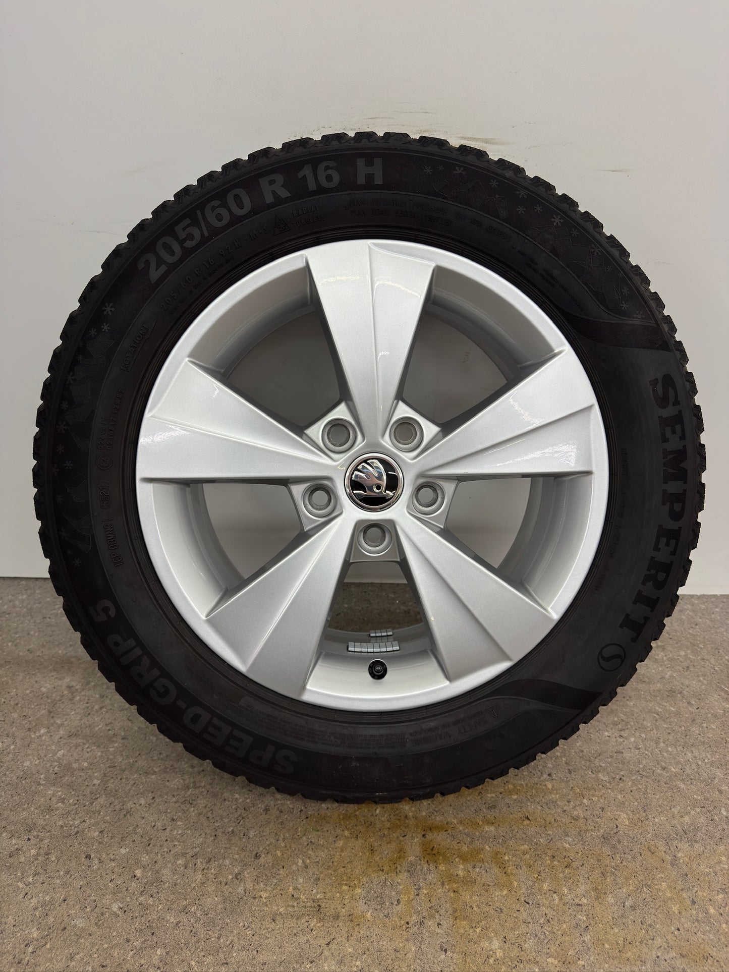 TOP 8 / 7mm Original Skoda Octavia IV NX 16 Zoll Winterräder Winterreifen Felgen 5E0601025BE 5E0601025AA Alufelgen Silber 205/60 R16 92H M+S Limousine Kombi Winterradsatz MwSt.