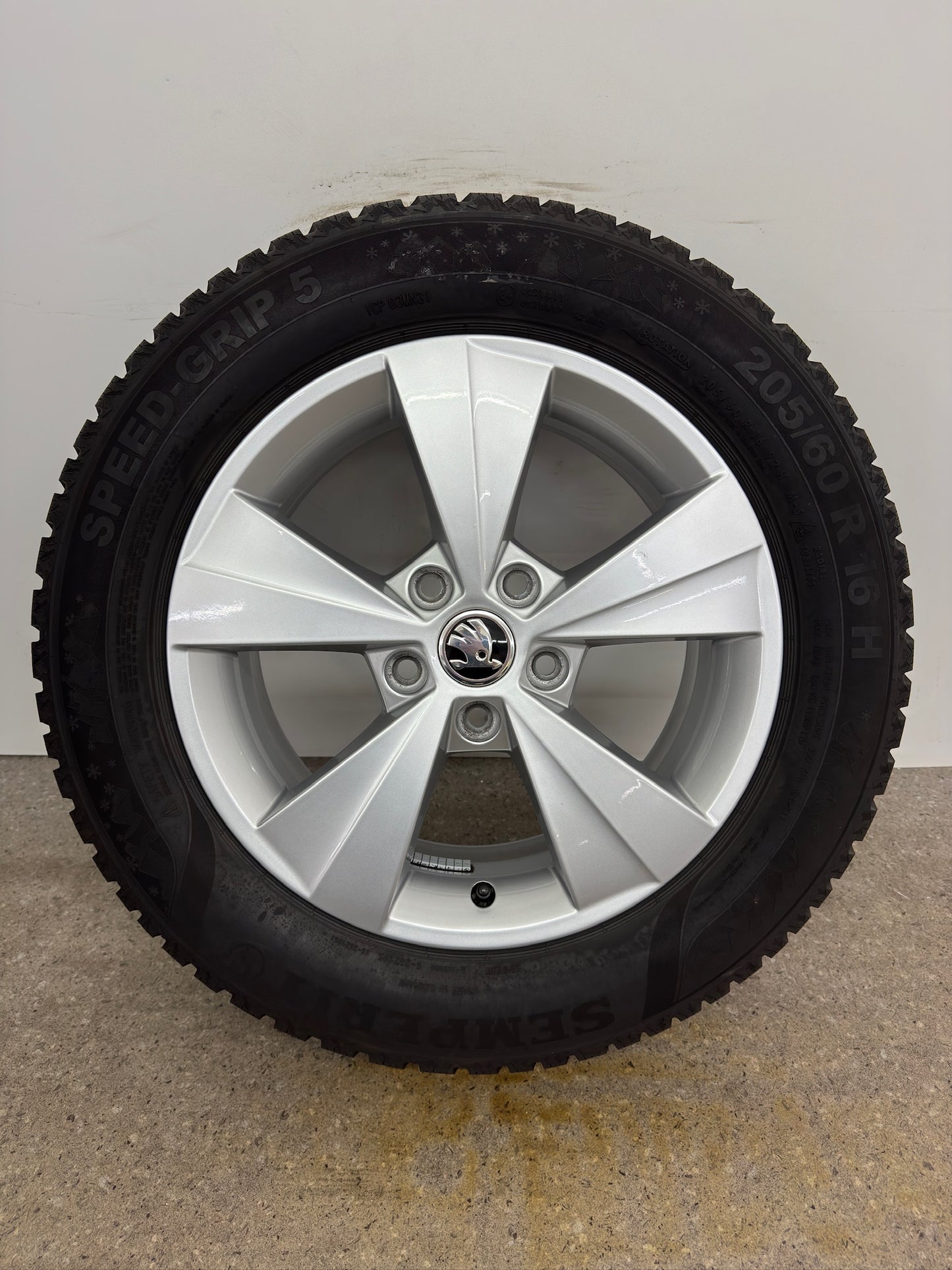 TOP 8 / 7mm Original Skoda Octavia IV NX 16 Zoll Winterräder Winterreifen Felgen 5E0601025BE 5E0601025AA Alufelgen Silber 205/60 R16 92H M+S Limousine Kombi Winterradsatz MwSt.