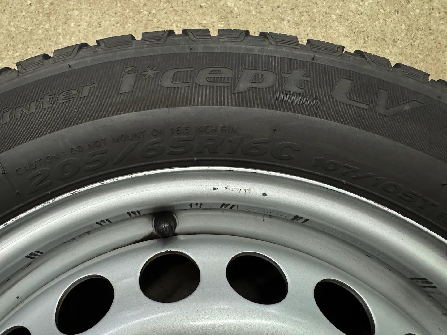 TOP 9 - 8,5 mm Original VW T5 T6 Transporter Kastenwagen 16 Zoll Winterräder Winterreifen Felgen 7F0601027 Stahlfelgen 6,5x16 ET51 205/65 R16 C 107 105T 103T 5x120 Winterradsatz M+S