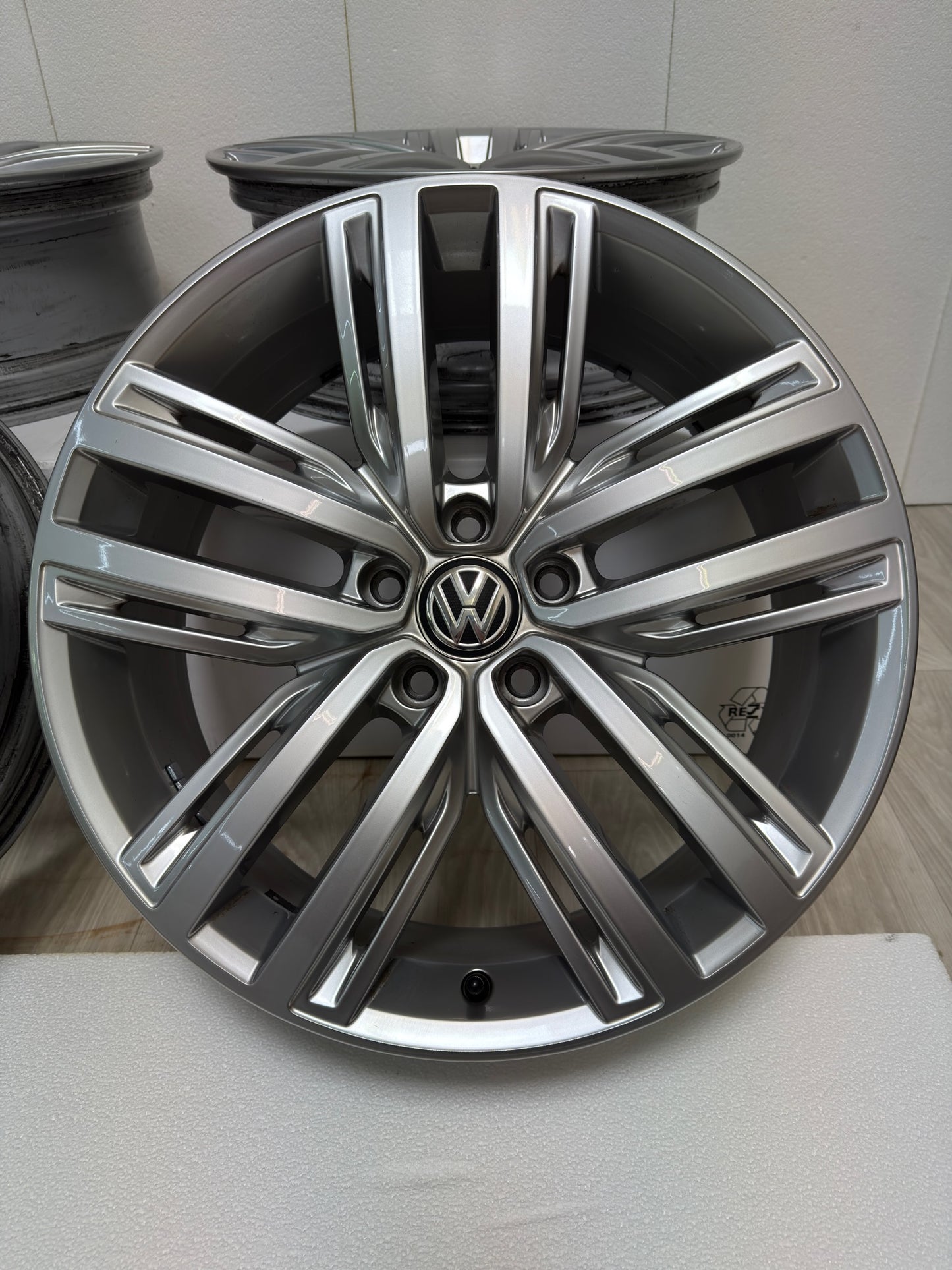 TOP Original VW Tiguan II 2 Allspace 19 Zoll Auckland Felgen Alufelgen 5NA601025N 5NA601025F 7x19 ET43 5x112 AD1 5N 5NA SUV 5x112 R-Line Edition Silber Felgensatz MwSt. ausweisbar