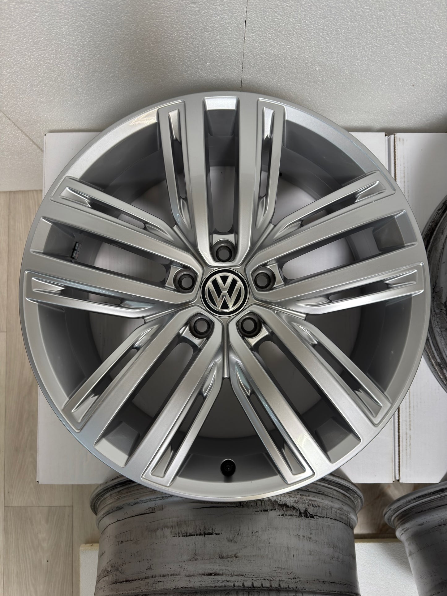 TOP Original VW Tiguan II 2 Allspace 19 Zoll Auckland Felgen Alufelgen 5NA601025N 5NA601025F 7x19 ET43 5x112 AD1 5N 5NA SUV 5x112 R-Line Edition Silber Felgensatz MwSt. ausweisbar