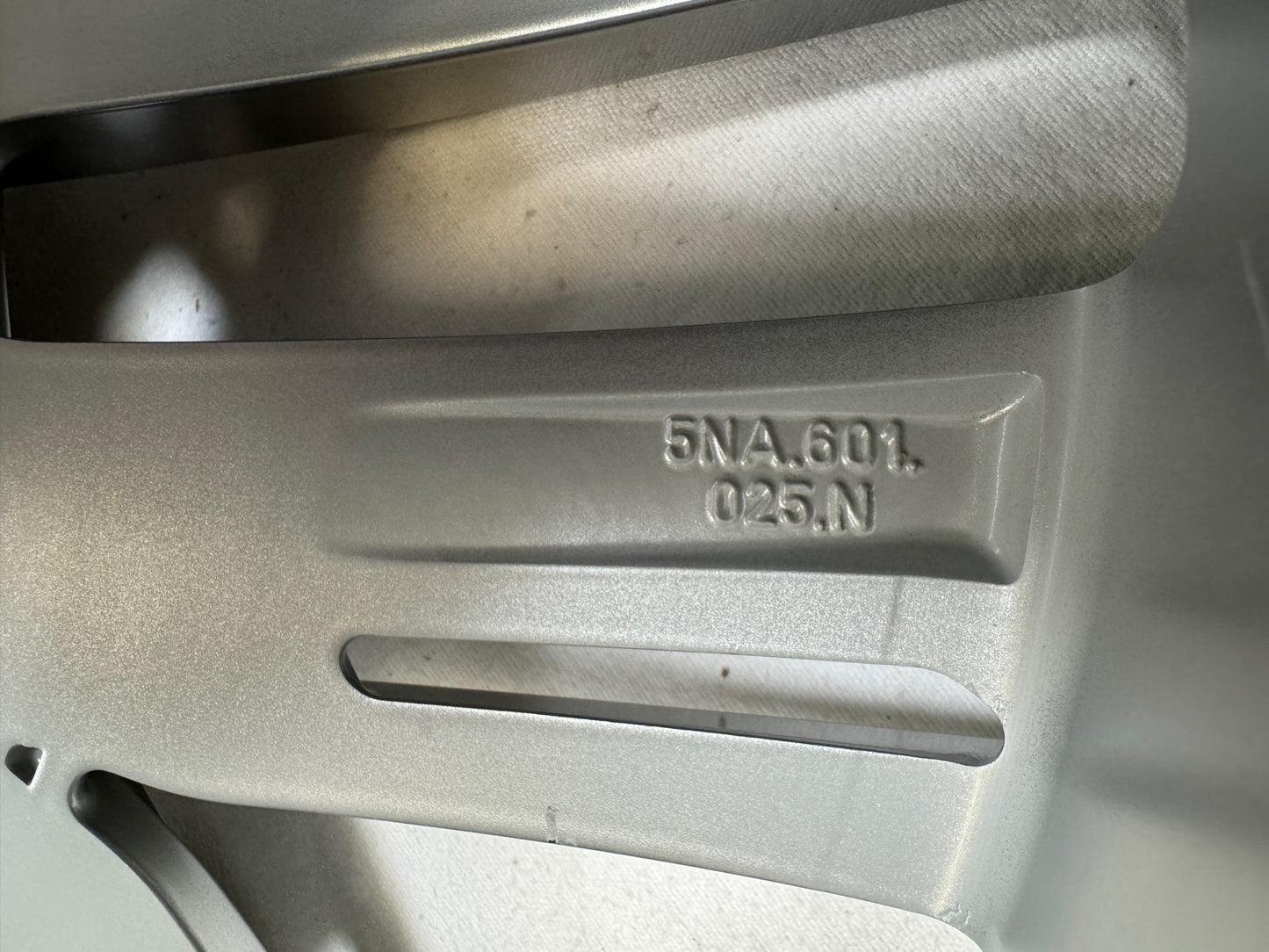 TOP Original VW Tiguan II 2 Allspace 19 Zoll Auckland Felgen Alufelgen 5NA601025N 5NA601025F 7x19 ET43 5x112 AD1 5N 5NA SUV 5x112 R-Line Edition Silber Felgensatz MwSt. ausweisbar