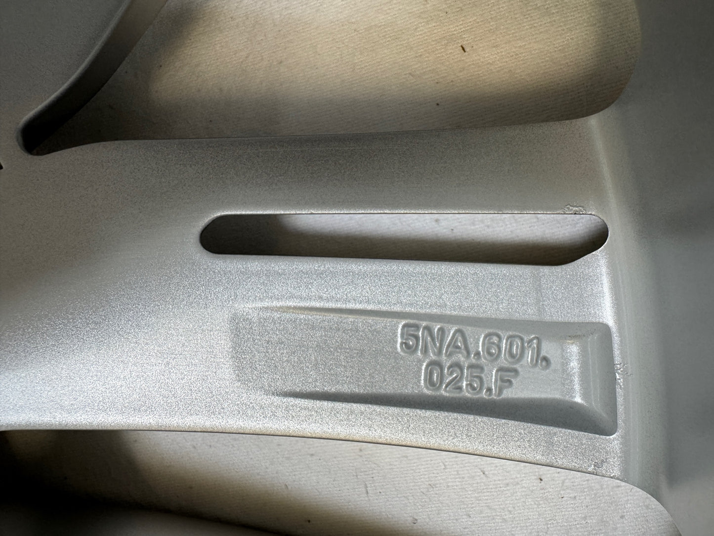 TOP Original VW Tiguan II 2 Allspace 19 Zoll Auckland Felgen Alufelgen 5NA601025N 5NA601025F 7x19 ET43 5x112 AD1 5N 5NA SUV 5x112 R-Line Edition Silber Felgensatz MwSt. ausweisbar
