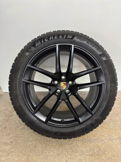 TOP ZUSTAND DOT22 Original Porsche Macan II 2 III 3 20 Zoll Winterräder Winterreifen Felgen Alufelgen 95B601025EJ 95B601025EK 265/45 R20 104V 295/40 R20 106V Sport Exclusive Schwarz SUV M+S