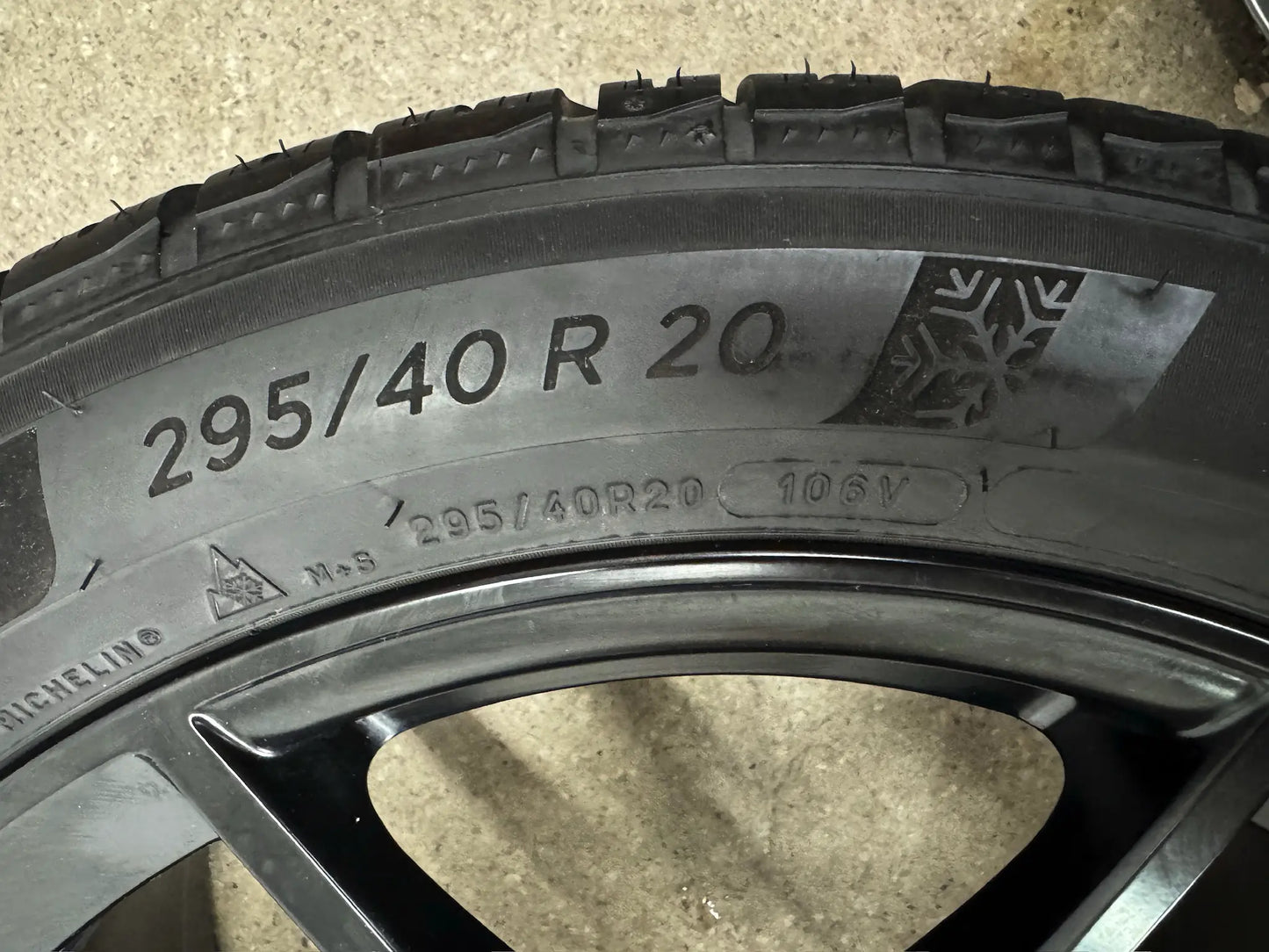 TOP ZUSTAND DOT22 Original Porsche Macan II 2 III 3 20 Zoll Winterräder Winterreifen Felgen Alufelgen 95B601025EJ 95B601025EK 265/45 R20 104V 295/40 R20 106V Sport Exclusive Schwarz SUV M+S
