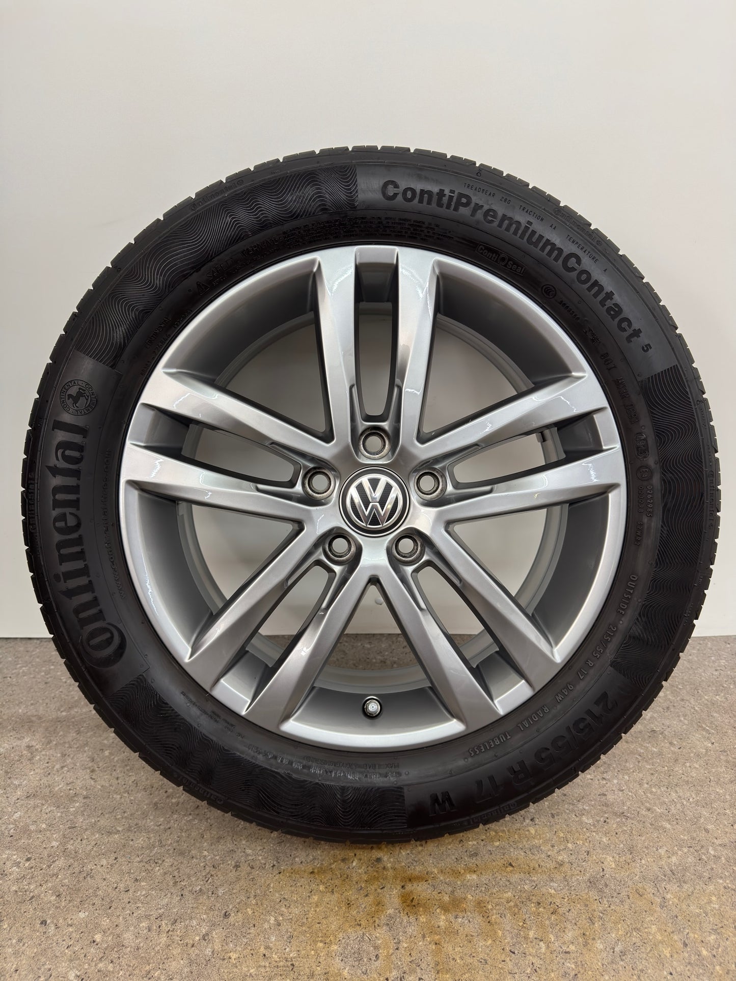 TOP ZUSTAND Original VW Touran II 2 5T 17 Zoll Salvador Sommerräder Sommerreifen Felgen 5TA601025G Alufelgen R-Line Highline Anthrazit 215/55 R17 94V 6,5x17 ET52 RDKS Sommerradsatz MwSt.
