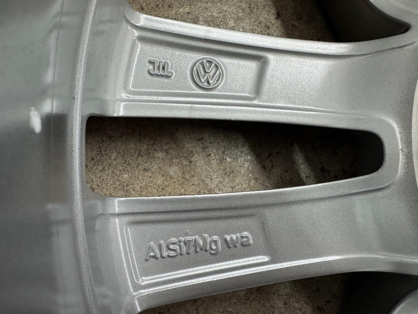 TOP ZUSTAND Original VW Touran II 2 5T 17 Zoll Salvador Sommerräder Sommerreifen Felgen 5TA601025G Alufelgen R-Line Highline Anthrazit 215/55 R17 94V 6,5x17 ET52 RDKS Sommerradsatz MwSt.