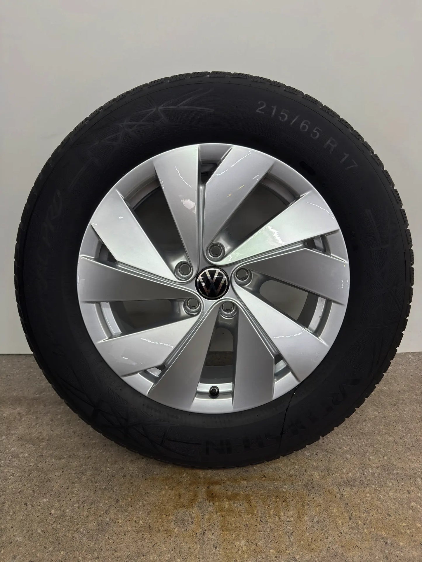 WIE NEU 7,7mm DOT25 Original VW Tiguan II 2 III 3 CTI Tayron R4 17 Zoll Bari Winterräder Winterreifen Felgen 571601025 Alufelgen 215/65 R17 99H M+S Allspace AD1 5NA Winterradsatz SUV MwSt.