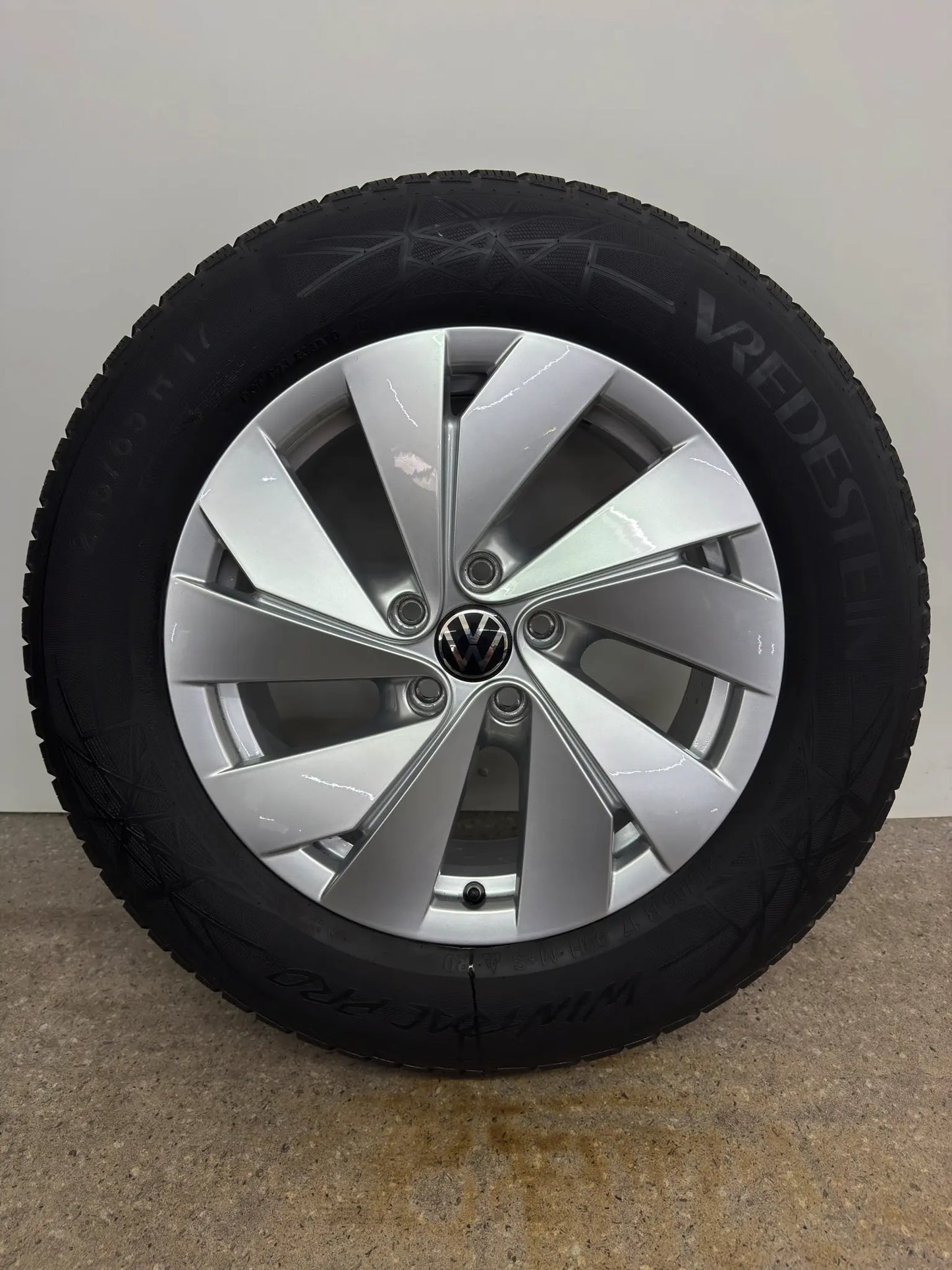 WIE NEU 7,7mm DOT25 Original VW Tiguan II 2 III 3 CTI Tayron R4 17 Zoll Bari Winterräder Winterreifen Felgen 571601025 Alufelgen 215/65 R17 99H M+S Allspace AD1 5NA Winterradsatz SUV MwSt.