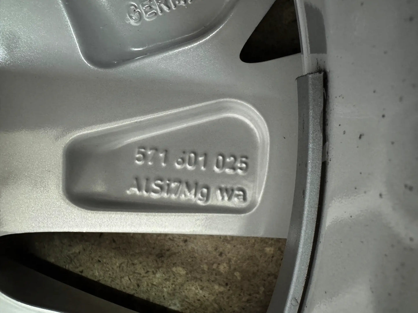 WIE NEU 7,7mm DOT25 Original VW Tiguan II 2 III 3 CTI Tayron R4 17 Zoll Bari Winterräder Winterreifen Felgen 571601025 Alufelgen 215/65 R17 99H M+S Allspace AD1 5NA Winterradsatz SUV MwSt.