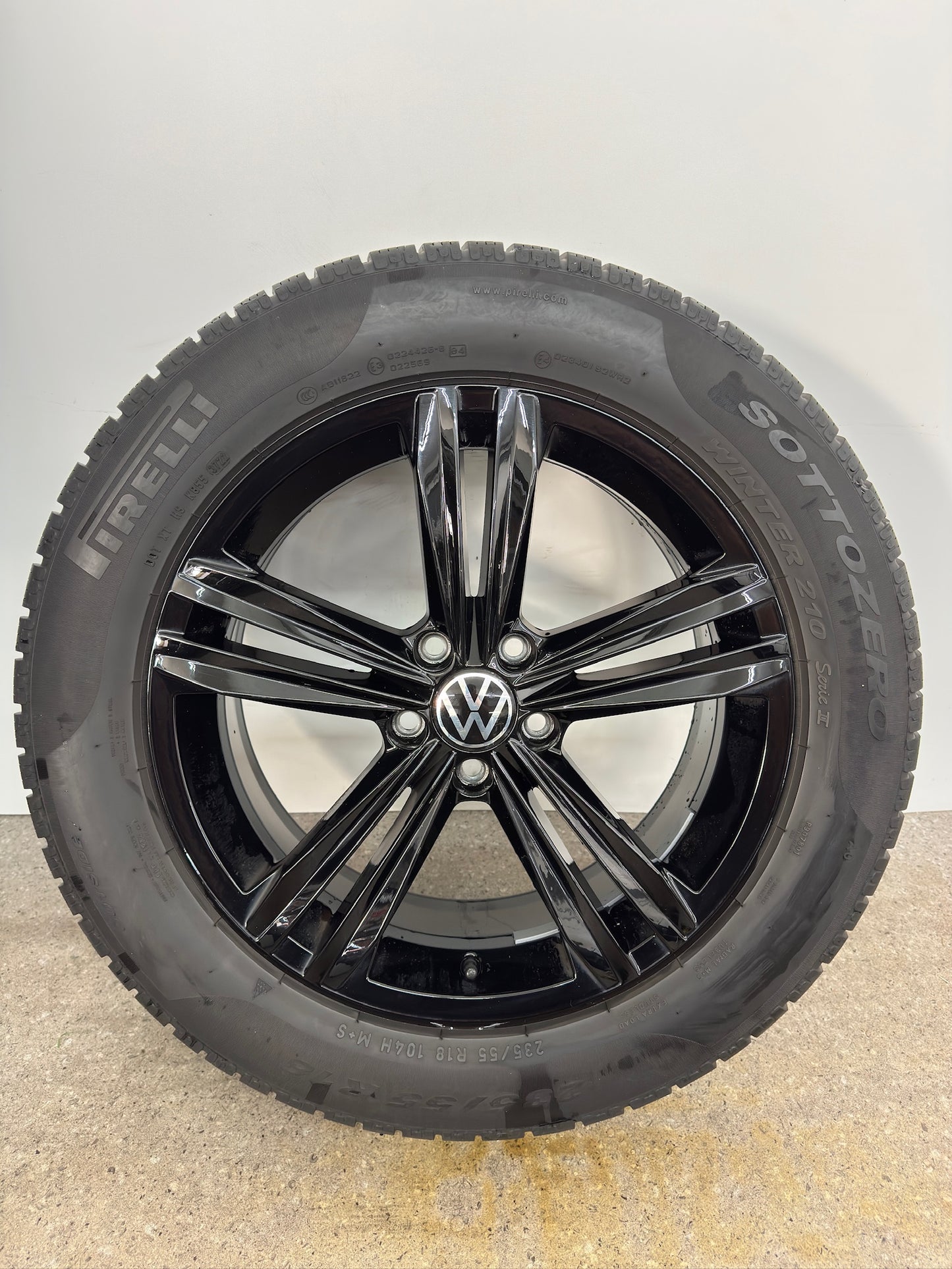 WIE NEU 7,8/7mm DOT3722 Original VW Tiguan II 2 Sebring 18 Zoll Winterräder Winterreifen Felgen 5NA601025M 5NA601025AQ Alufelgen 235/55 R18 104H M+S R-Line Schwarz Allspace AD1 5NA RDKS Winterradsatz
