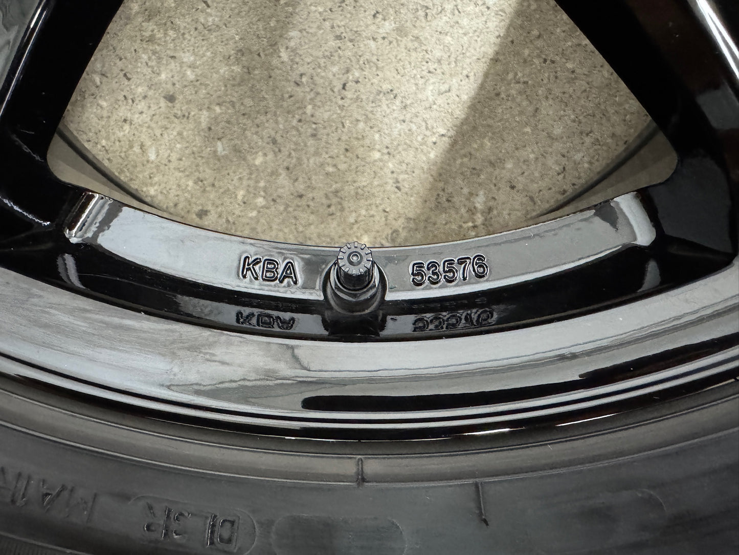 WIE NEU 8,6mm Hyundai Kona OS 4WD Kia e-Niro e-Soul DE SK3 Mazda CX-3 17 Zoll Winterräder Winterreifen Felgen Alufelgen Schwarz M+S KBA53576 Winterradsatz 215/55 R17 98V 5x114,3