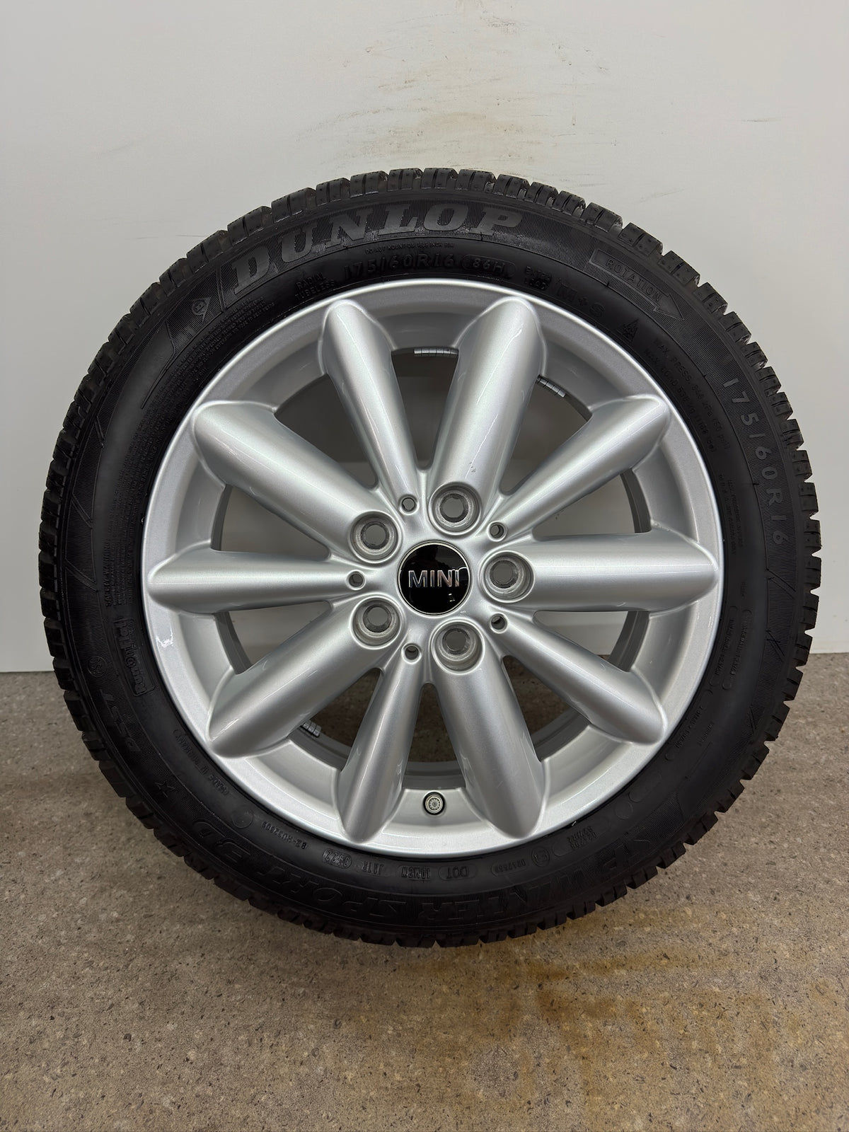 WIE NEU 8 / 7mm Original Mini Cooper F55 F56 F57 Spoke 508 16 Zoll Winterräder Winterreifen Felgen 6855117 Alufelgen 5x112 5,5x16 IS46 ET46 175/60 R16 86H Schwarz Winterradsatz RSC RFT Runflat MwSt.