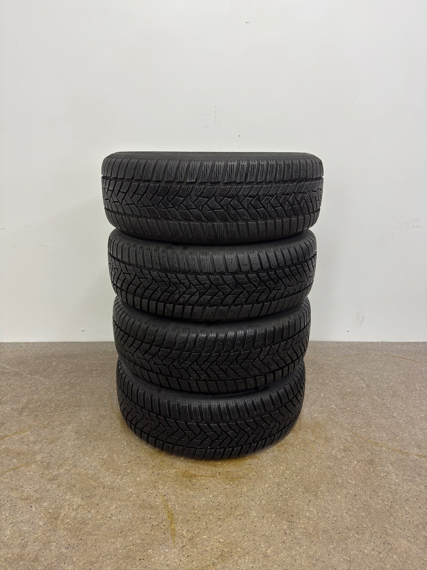 WIE NEU 8 / 7mm Original Skoda Karoq NU 16 Zoll Nanuq Winterräder Winterreifen Felgen 57A601025S 57A601025T Alufelgen 215/60 R16 95H Schwarz SUV 6x16 ET43 M+S Winterradsatz MwSt.
