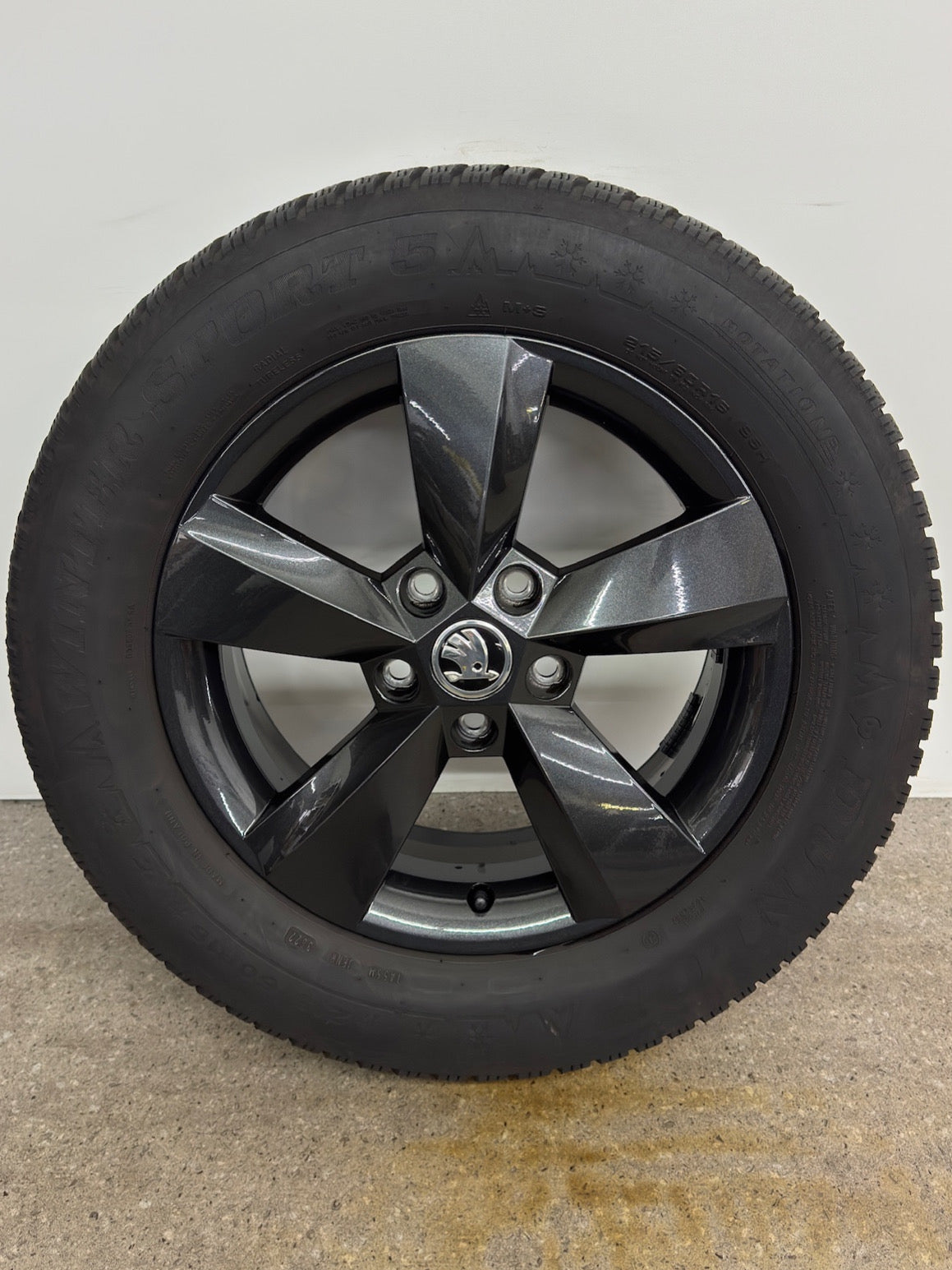 WIE NEU 8 / 7mm Original Skoda Karoq NU 16 Zoll Nanuq Winterräder Winterreifen Felgen 57A601025S 57A601025T Alufelgen 215/60 R16 95H Schwarz SUV 6x16 ET43 M+S Winterradsatz MwSt.
