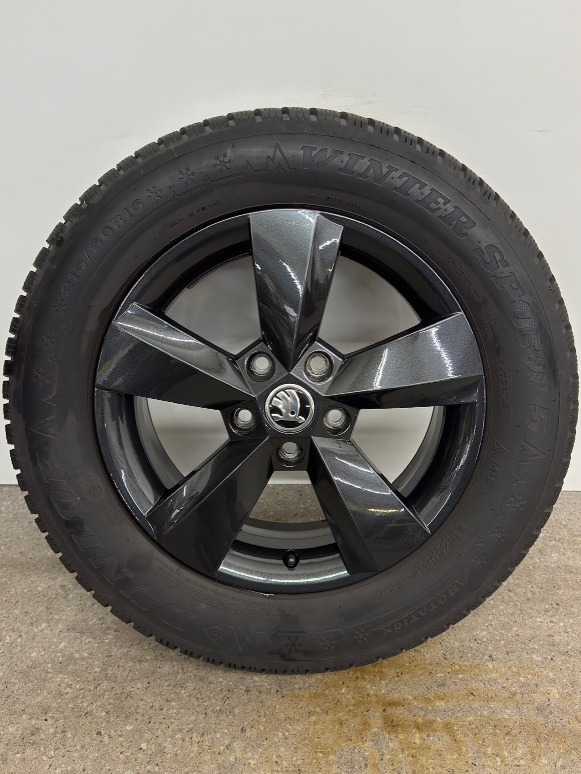 WIE NEU 8 / 7mm Original Skoda Karoq NU 16 Zoll Nanuq Winterräder Winterreifen Felgen 57A601025S 57A601025T Alufelgen 215/60 R16 95H Schwarz SUV 6x16 ET43 M+S Winterradsatz MwSt.