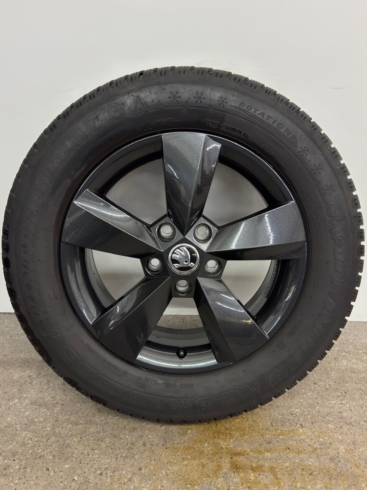 WIE NEU 8 / 7mm Original Skoda Karoq NU 16 Zoll Nanuq Winterräder Winterreifen Felgen 57A601025S 57A601025T Alufelgen 215/60 R16 95H Schwarz SUV 6x16 ET43 M+S Winterradsatz MwSt.