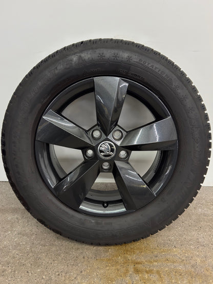 WIE NEU 8 / 7mm Original Skoda Karoq NU 16 Zoll Nanuq Winterräder Winterreifen Felgen 57A601025S 57A601025T Alufelgen 215/60 R16 95H Schwarz SUV 6x16 ET43 M+S Winterradsatz MwSt.