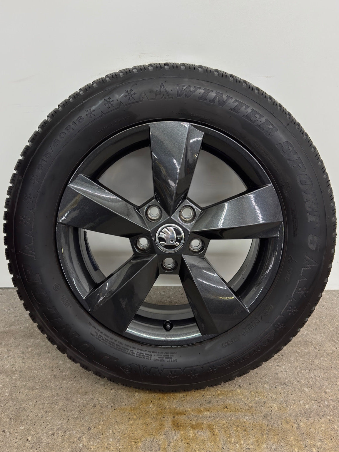WIE NEU 8 / 7mm Original Skoda Karoq NU 16 Zoll Nanuq Winterräder Winterreifen Felgen 57A601025S 57A601025T Alufelgen 215/60 R16 95H Schwarz SUV 6x16 ET43 M+S Winterradsatz MwSt.