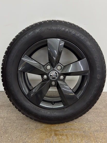 WIE NEU 8 / 7mm Original Skoda Karoq NU 16 Zoll Nanuq Winterräder Winterreifen Felgen 57A601025S 57A601025T Alufelgen 215/60 R16 95H Schwarz SUV 6x16 ET43 M+S Winterradsatz MwSt.