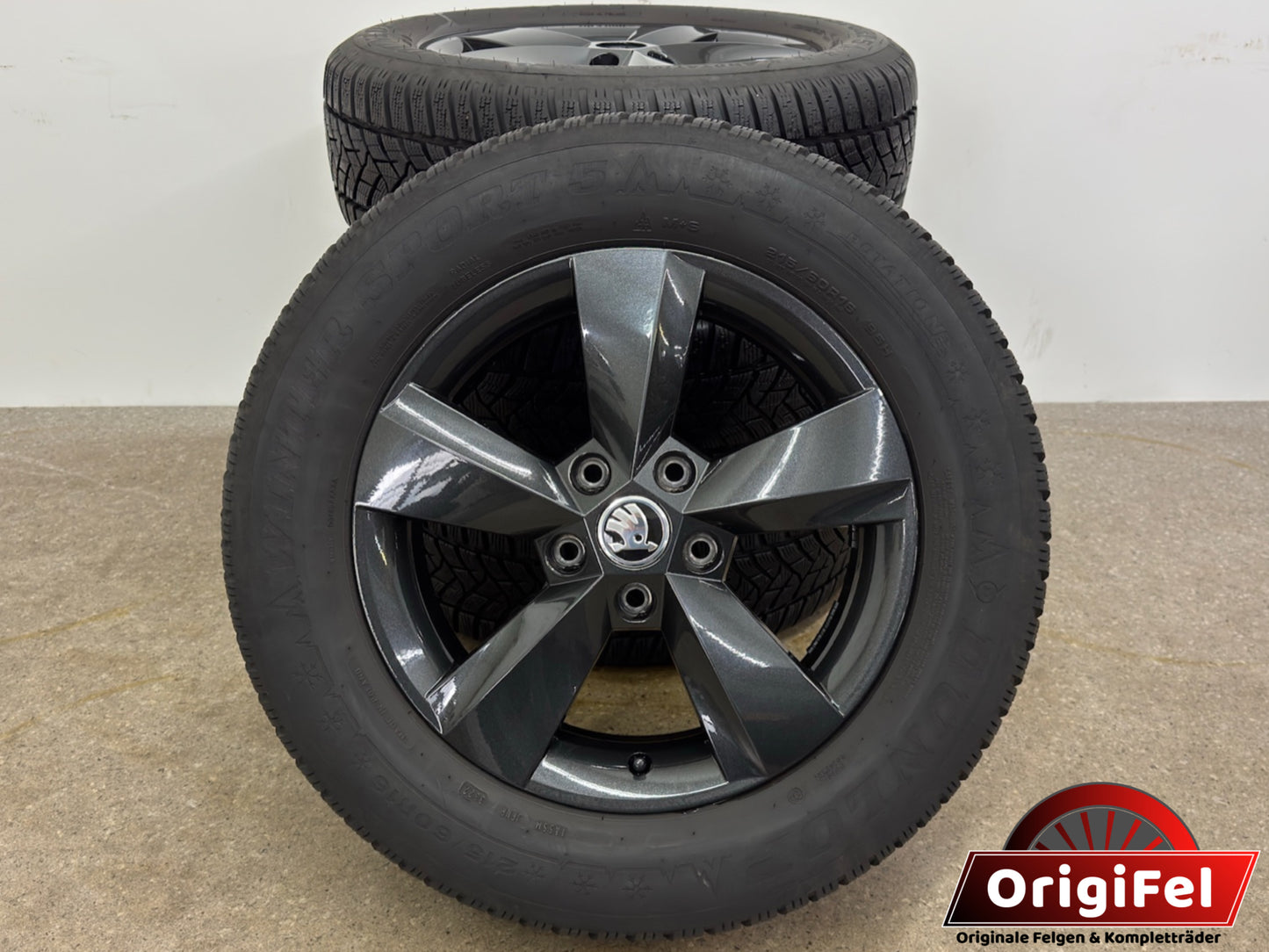 WIE NEU 8 / 7mm Original Skoda Karoq NU 16 Zoll Nanuq Winterräder Winterreifen Felgen 57A601025S 57A601025T Alufelgen 215/60 R16 95H Schwarz SUV 6x16 ET43 M+S Winterradsatz MwSt.