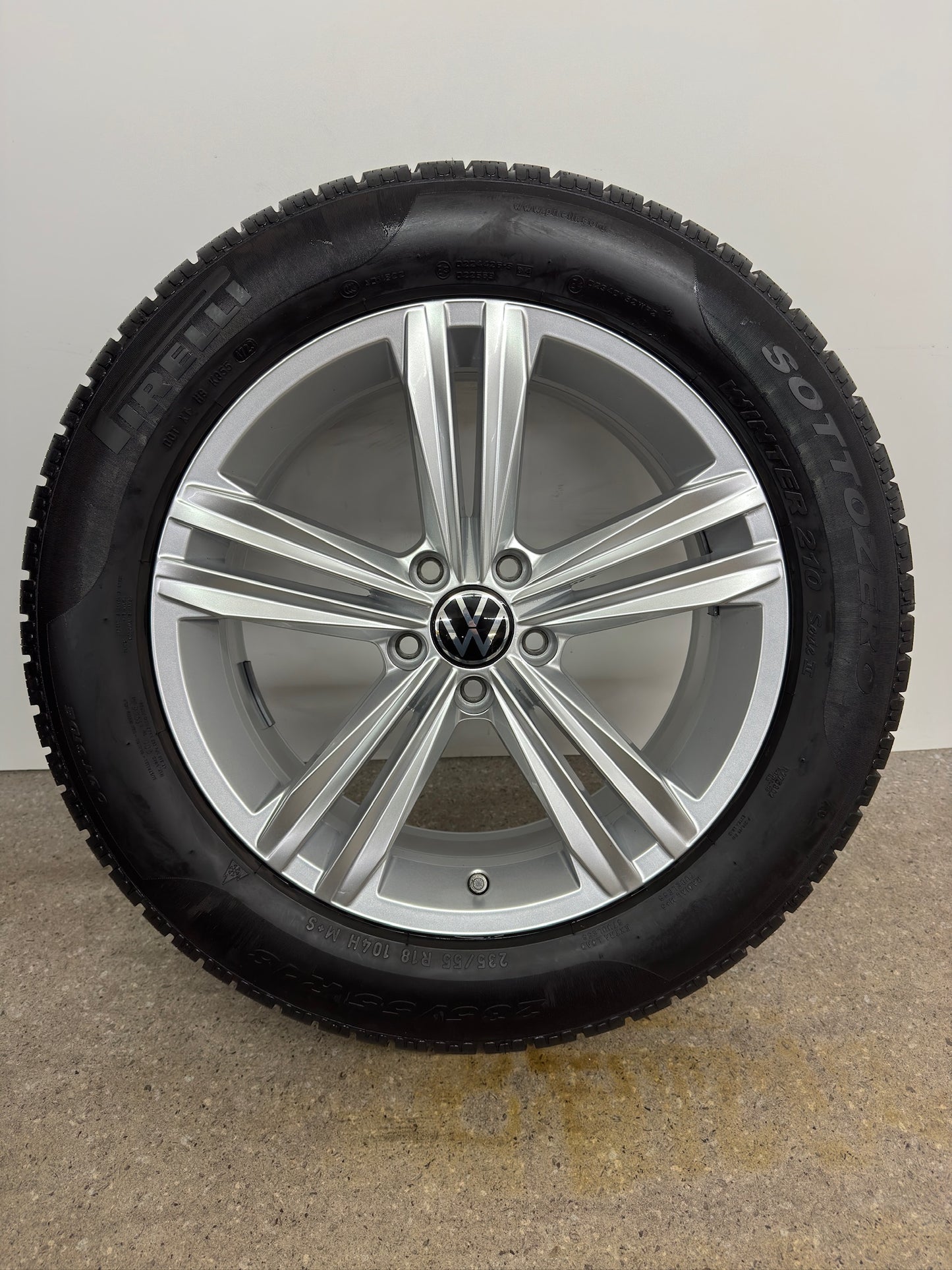 WIE NEU 8mm DOT4723 Original VW Tiguan II 2 Sebring 18 Zoll Winterräder Winterreifen Felgen 5NA601025M 5NA601025AQ Alufelgen 235/55 R18 104H M+S R-Line Silber Allspace AD1 5NA RDKS Winterradsatz