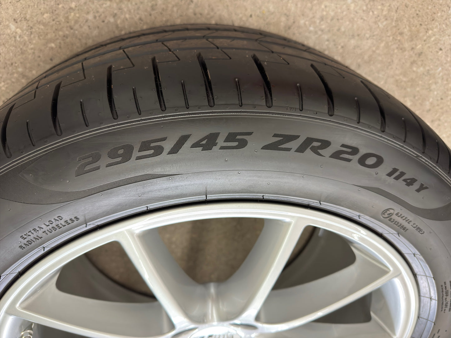 WIE NEU DOT2024 Original Porsche Cayenne E3 SUV 20 Zoll Sommerräder Sommerreifen Felgen 9Y0601025CT 9Y0601025DA Alufelgen Silber Design Sport N0 255/55 R20 110Y 295/45 R20 114Y Sommerradsatz MwSt.