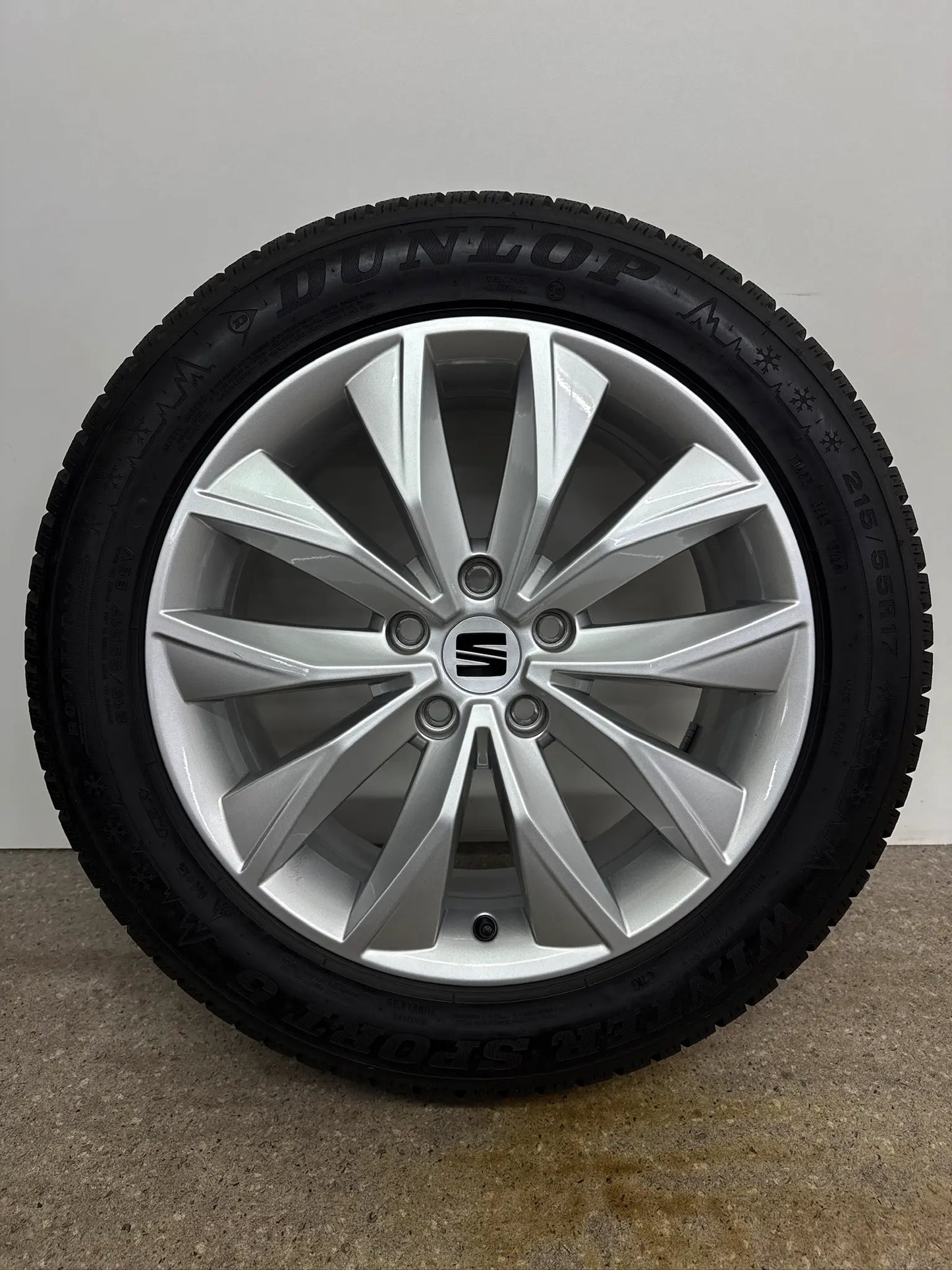WIE NEU DOT24 Original Seat Ateca 5FP KH7 17 Zoll Winterräder Winterreifen Felgen 575601025M Alufelgen 215/55 R17 98V XL M+S Silber 7x17 ET45 5x112 Winterradsatz MwSt.