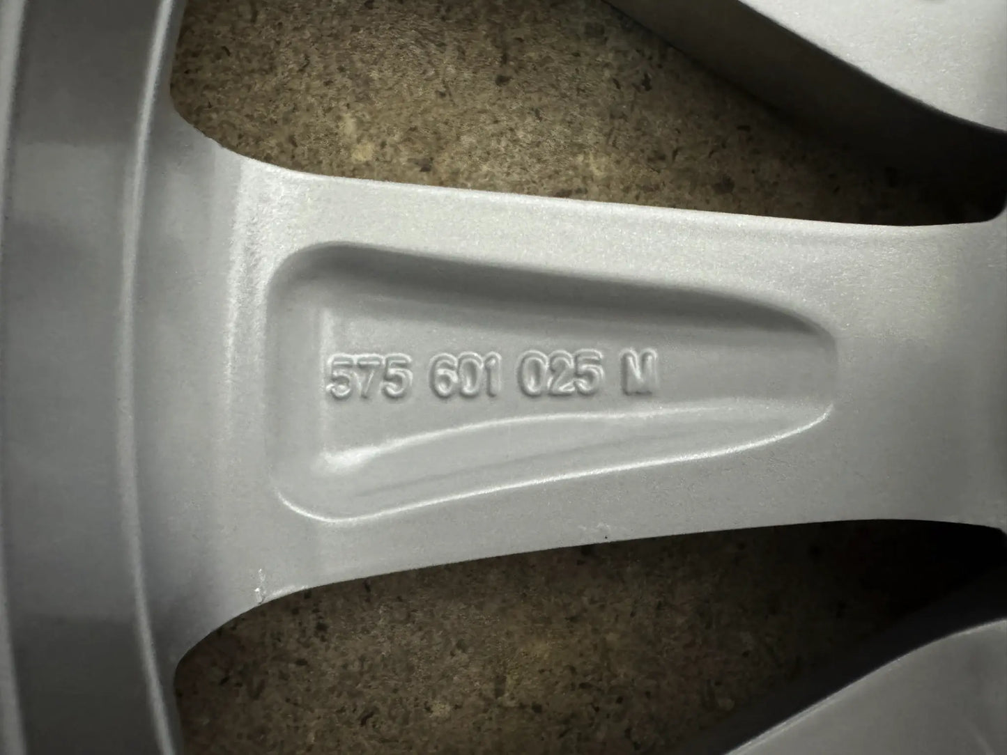 WIE NEU DOT24 Original Seat Ateca 5FP KH7 17 Zoll Winterräder Winterreifen Felgen 575601025M Alufelgen 215/55 R17 98V XL M+S Silber 7x17 ET45 5x112 Winterradsatz MwSt.