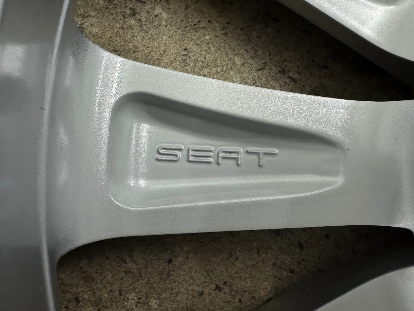 WIE NEU DOT24 Original Seat Ateca 5FP KH7 17 Zoll Winterräder Winterreifen Felgen 575601025M Alufelgen 215/55 R17 98V XL M+S Silber 7x17 ET45 5x112 Winterradsatz MwSt.