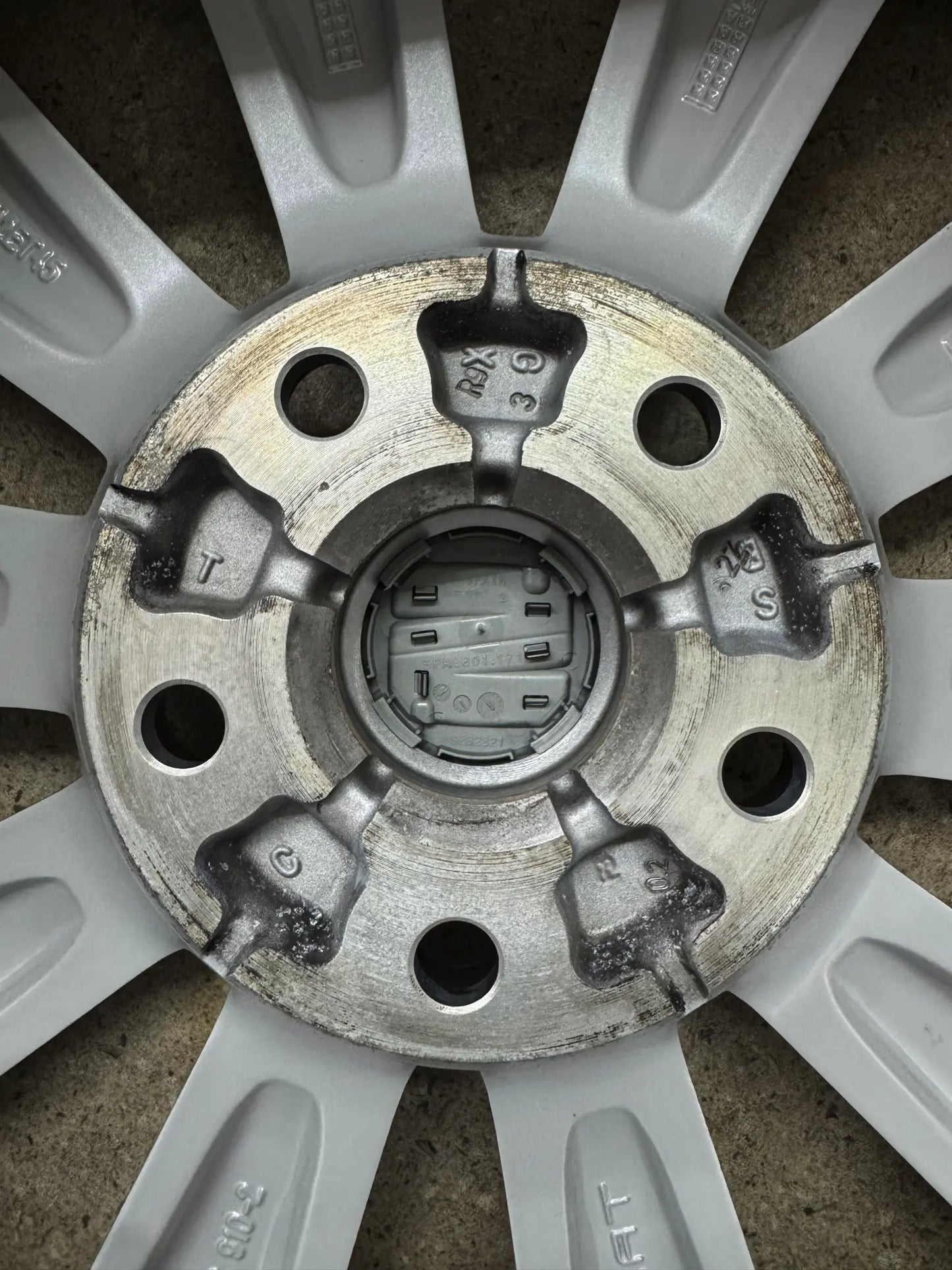 WIE NEU DOT24 Original Seat Ateca 5FP KH7 17 Zoll Winterräder Winterreifen Felgen 575601025M Alufelgen 215/55 R17 98V XL M+S Silber 7x17 ET45 5x112 Winterradsatz MwSt.