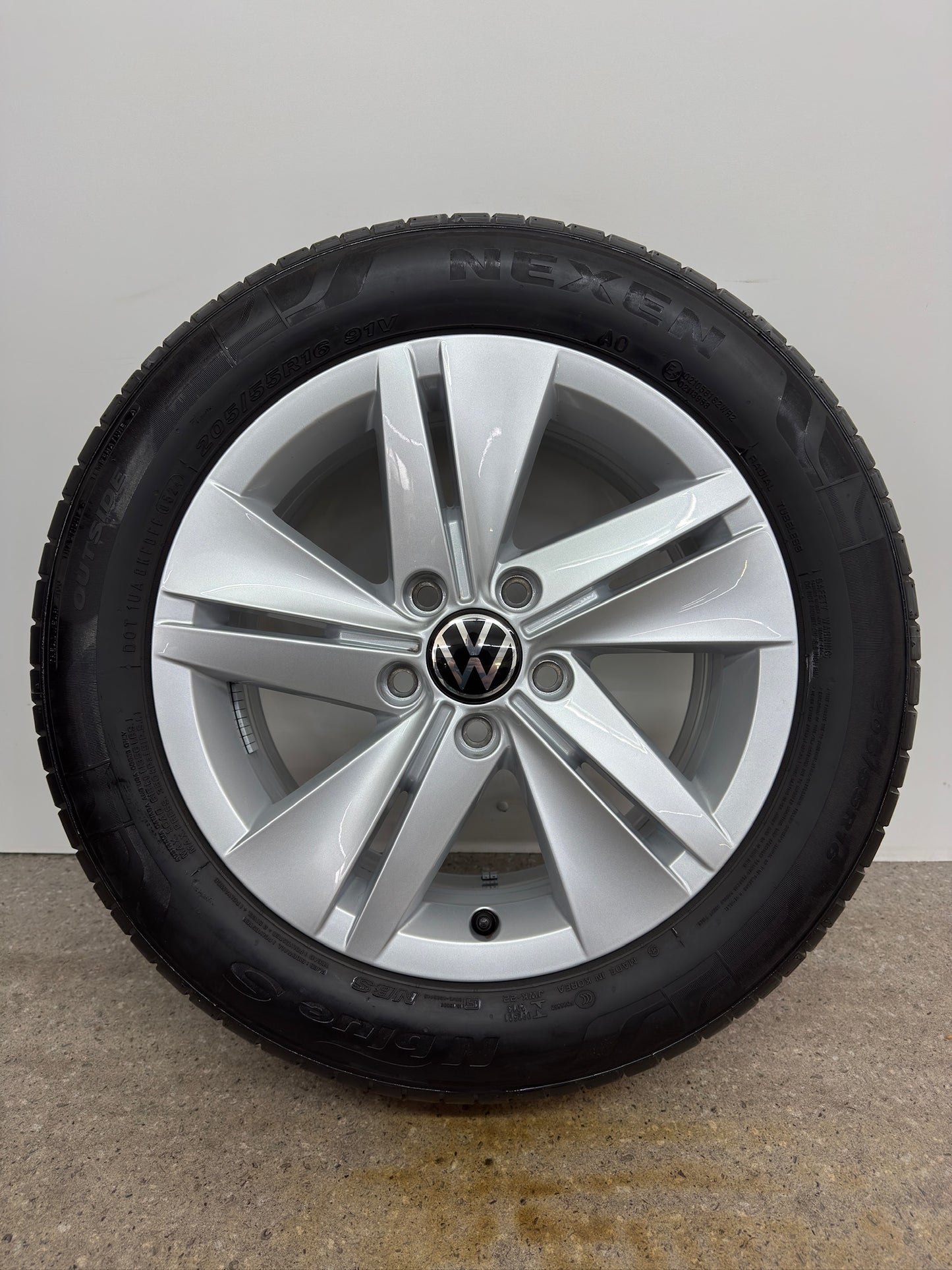 WIE NEU DOT24 Original VW Golf VIII 8 CD 16 Zoll Norfolk Sommerräder Sommerreifen Felgen 5H0601025 Alufelgen 205/55 R16 91V 7x16 ET48 Silber 5x112 Sommerradsatz MwSt.