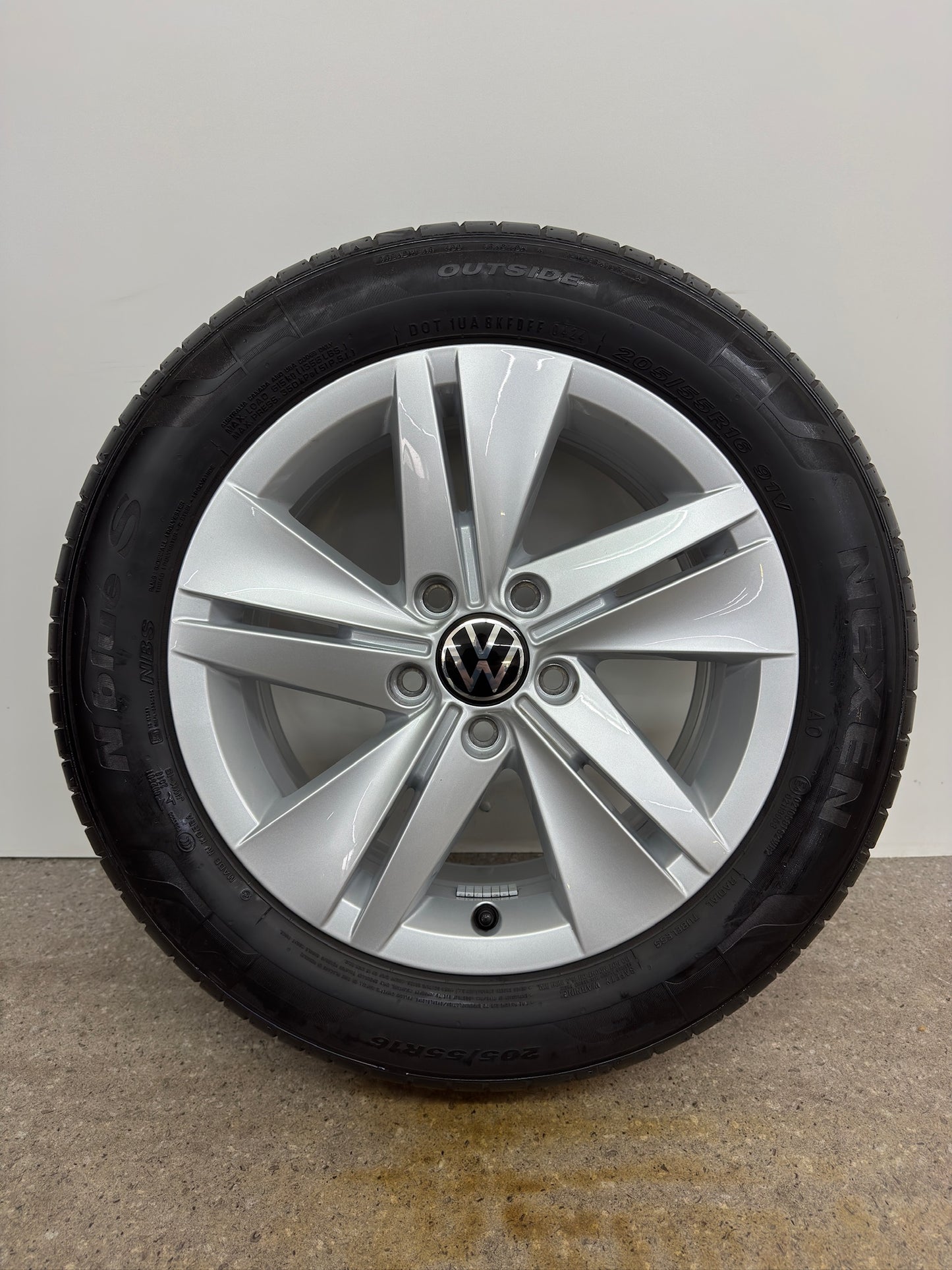 WIE NEU DOT24 Original VW Golf VIII 8 CD 16 Zoll Norfolk Sommerräder Sommerreifen Felgen 5H0601025 Alufelgen 205/55 R16 91V 7x16 ET48 Silber 5x112 Sommerradsatz MwSt.