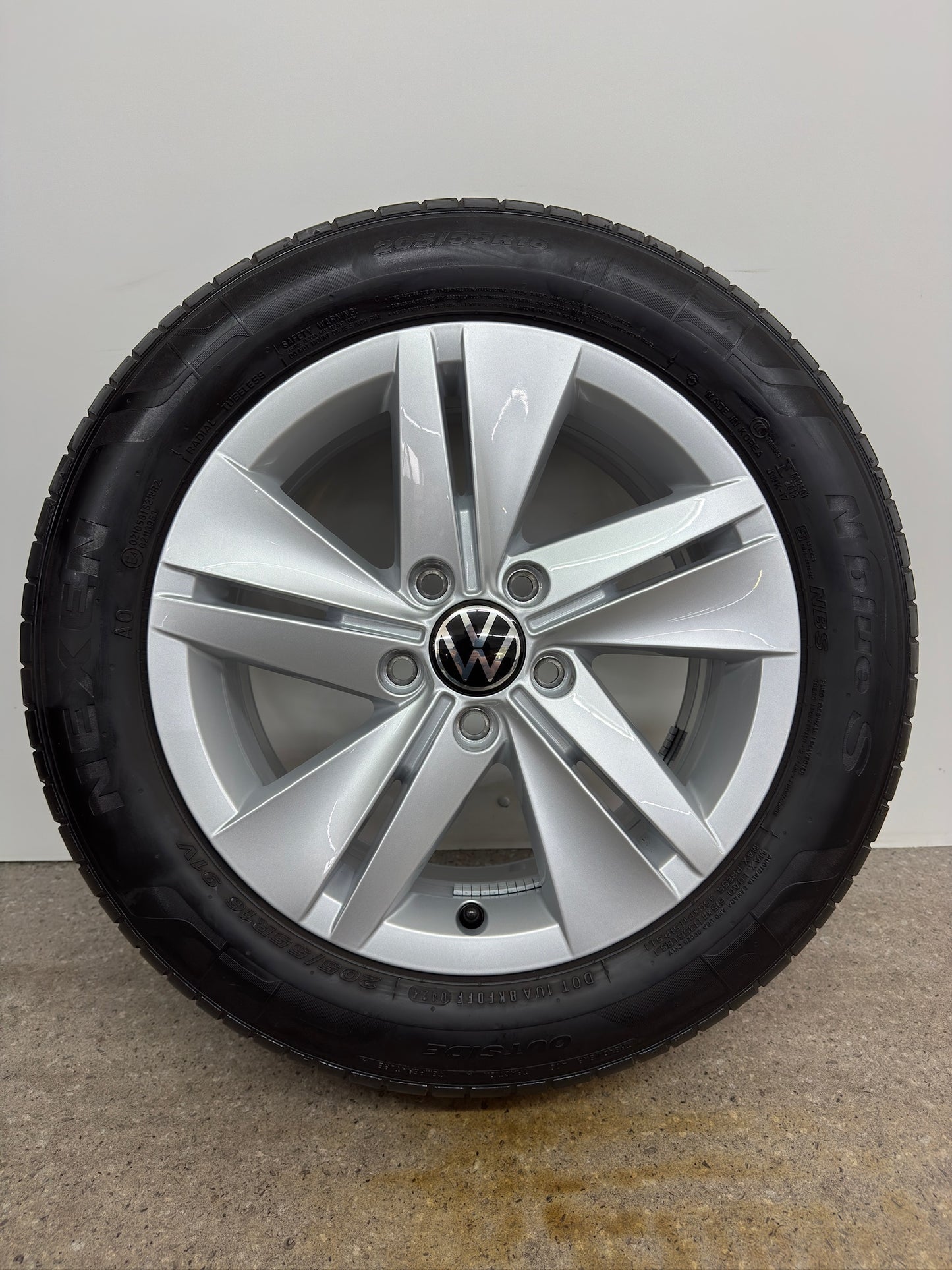 WIE NEU DOT24 Original VW Golf VIII 8 CD 16 Zoll Norfolk Sommerräder Sommerreifen Felgen 5H0601025 Alufelgen 205/55 R16 91V 7x16 ET48 Silber 5x112 Sommerradsatz MwSt.