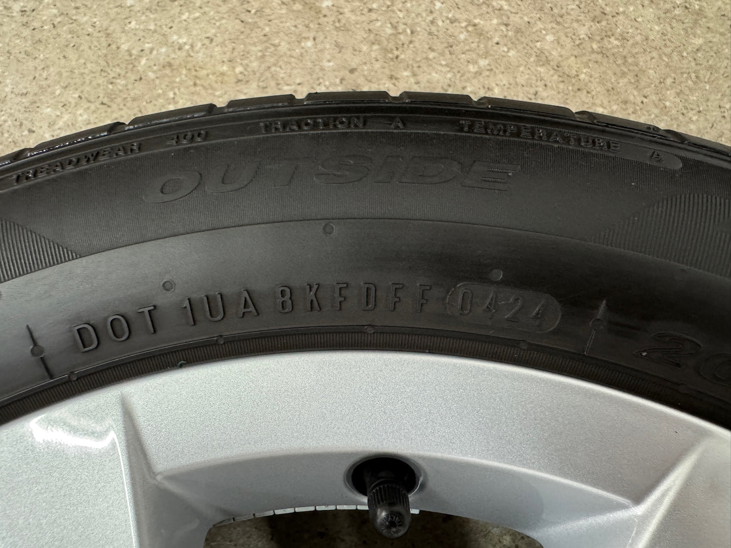 WIE NEU DOT24 Original VW Golf VIII 8 CD 16 Zoll Norfolk Sommerräder Sommerreifen Felgen 5H0601025 Alufelgen 205/55 R16 91V 7x16 ET48 Silber 5x112 Sommerradsatz MwSt.