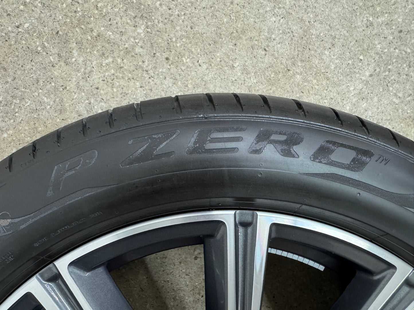 WIE NEU DOT25 Original BMW X5 G05 X6 G06 M 740M 20 Zoll Sommerräder Sommerreifen Felgen 8071996 8071997 275/45 R20 110Y 305/40 R20 112Y Pirelli P Zero * M Sport Line RFT Sommmeradsatz SUV