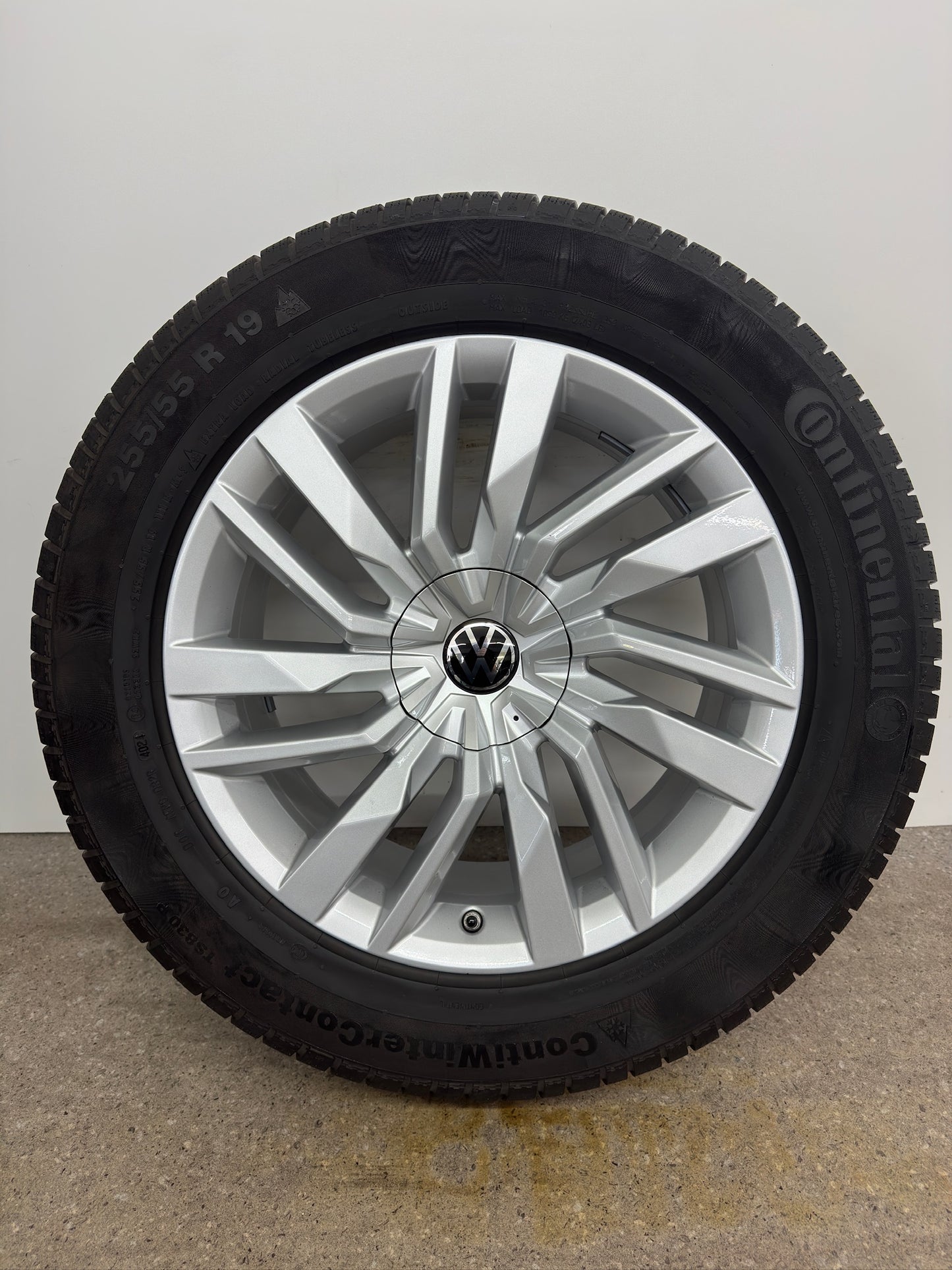 WIE NEU DOT4024 Original VW Touareg III 3 Osorno 19 Zoll Winterräder Winterreifen Felgen 760601025E Alufelgen CR Silber R-Line RDKS 255/55 R19 111H 8x19 ET28 SUV Winterradsatz MwSt. ausweisbar