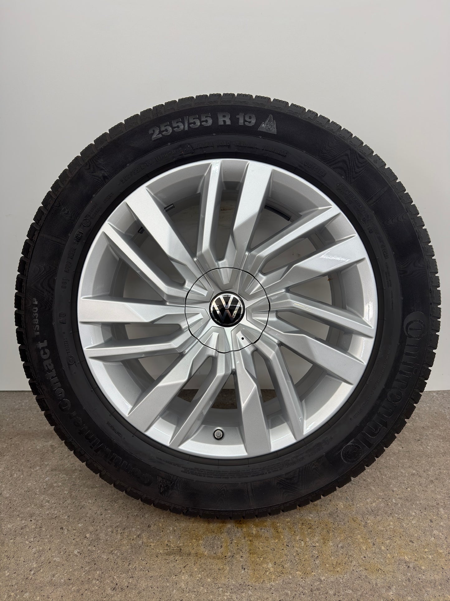 WIE NEU DOT4024 Original VW Touareg III 3 Osorno 19 Zoll Winterräder Winterreifen Felgen 760601025E Alufelgen CR Silber R-Line RDKS 255/55 R19 111H 8x19 ET28 SUV Winterradsatz MwSt. ausweisbar