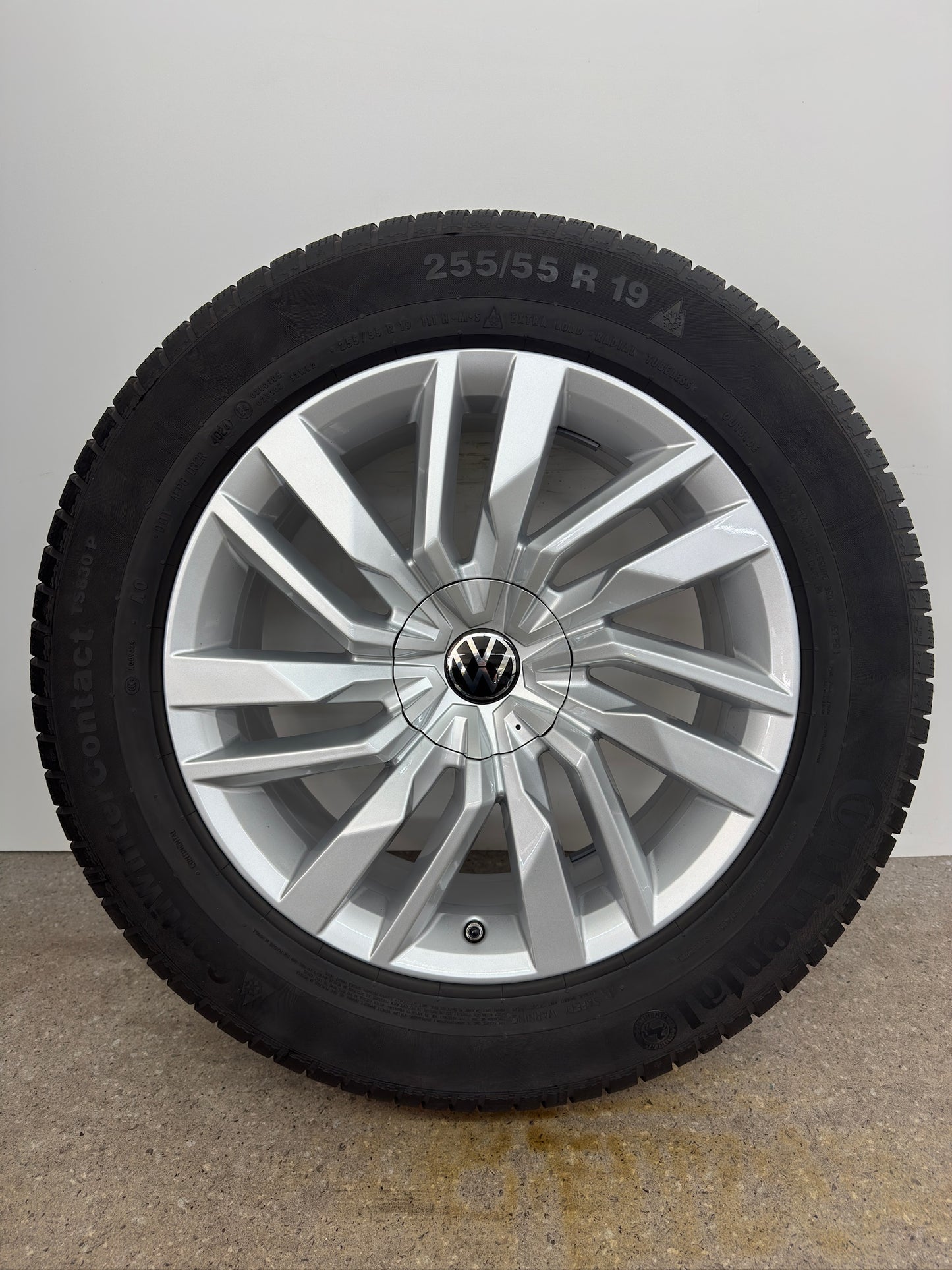 WIE NEU DOT4024 Original VW Touareg III 3 Osorno 19 Zoll Winterräder Winterreifen Felgen 760601025E Alufelgen CR Silber R-Line RDKS 255/55 R19 111H 8x19 ET28 SUV Winterradsatz MwSt. ausweisbar