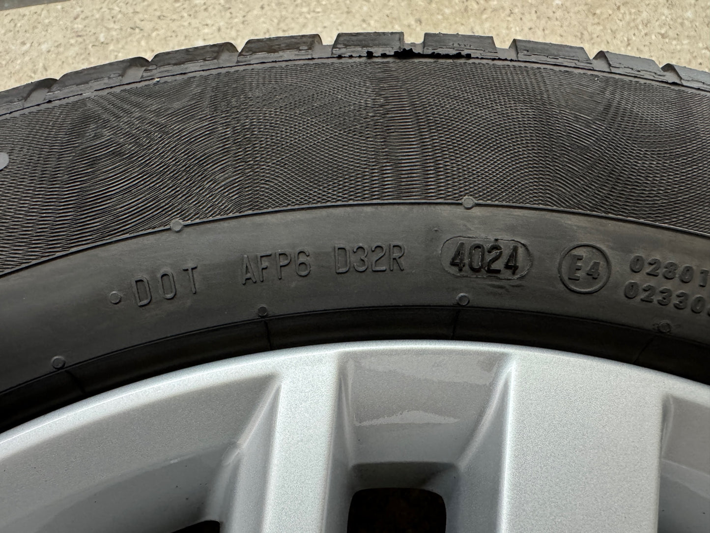 WIE NEU DOT4024 Original VW Touareg III 3 Osorno 19 Zoll Winterräder Winterreifen Felgen 760601025E Alufelgen CR Silber R-Line RDKS 255/55 R19 111H 8x19 ET28 SUV Winterradsatz MwSt. ausweisbar