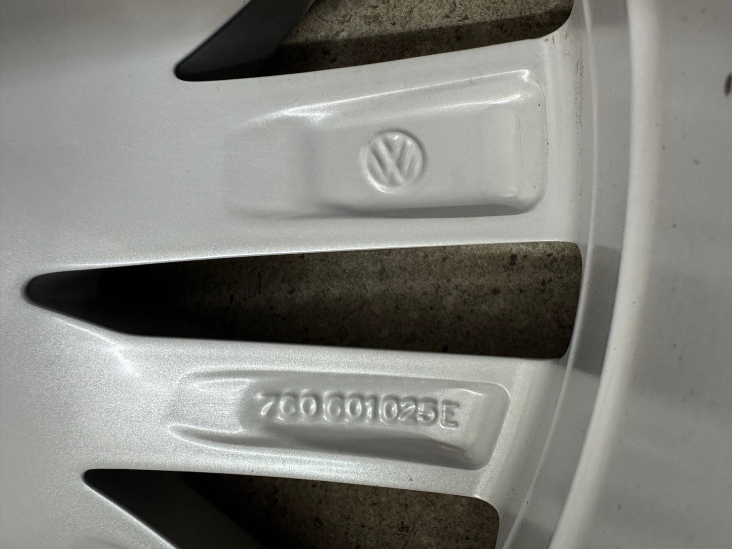 WIE NEU DOT4024 Original VW Touareg III 3 Osorno 19 Zoll Winterräder Winterreifen Felgen 760601025E Alufelgen CR Silber R-Line RDKS 255/55 R19 111H 8x19 ET28 SUV Winterradsatz MwSt. ausweisbar