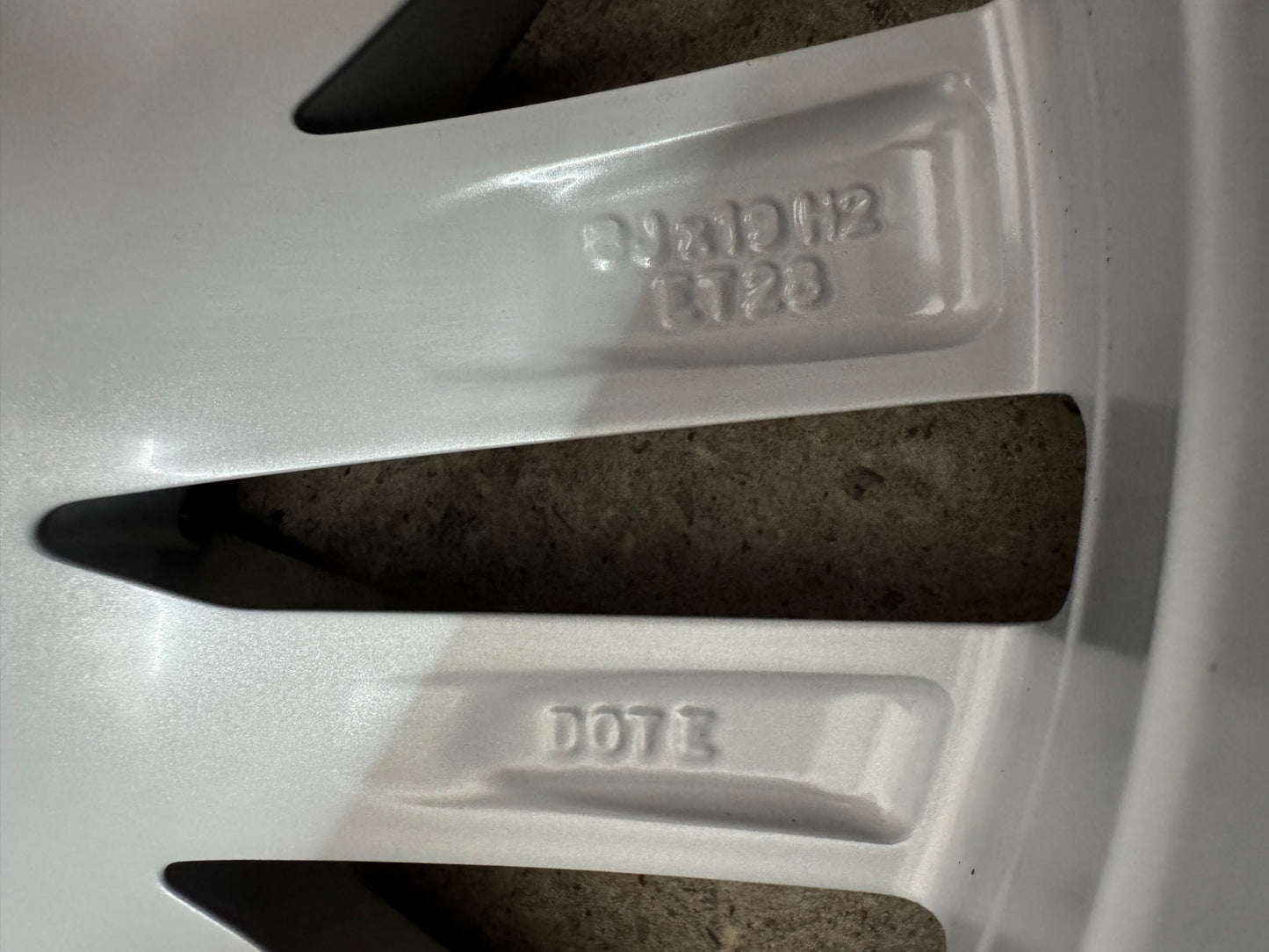 WIE NEU DOT4024 Original VW Touareg III 3 Osorno 19 Zoll Winterräder Winterreifen Felgen 760601025E Alufelgen CR Silber R-Line RDKS 255/55 R19 111H 8x19 ET28 SUV Winterradsatz MwSt. ausweisbar