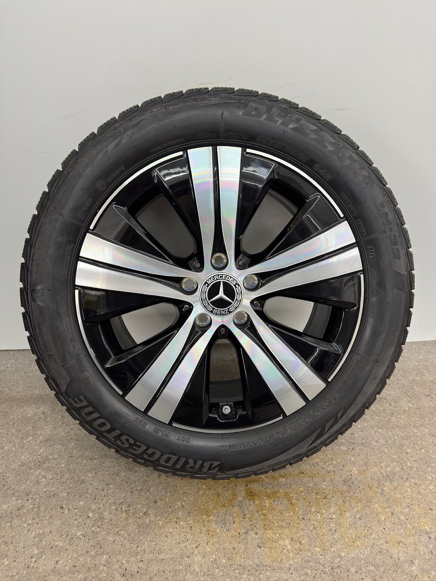 WIE NEU Original Mercedes C-Klasse W 206 17 Zoll Winterräder Winterreifen Felgen A2064017100 Alufelgen 225/50 R17 7x17 ET44,5 5x112 S 206 Limousine T-Modell 4MATIC Schwarz Silber Winterradsatz M+S