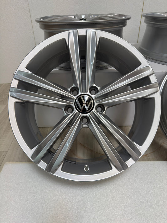 WIE NEU Original VW Tiguan II 2 Sebring 18 Zoll Felgen Alufelgen Allspace 5NA601025M 5NA601025AQ 7x18 ET43 5x112 AD1 5N 5NA SUV 5x112 R-Line Edition Silber Felgensatz MwSt. ausweisbar