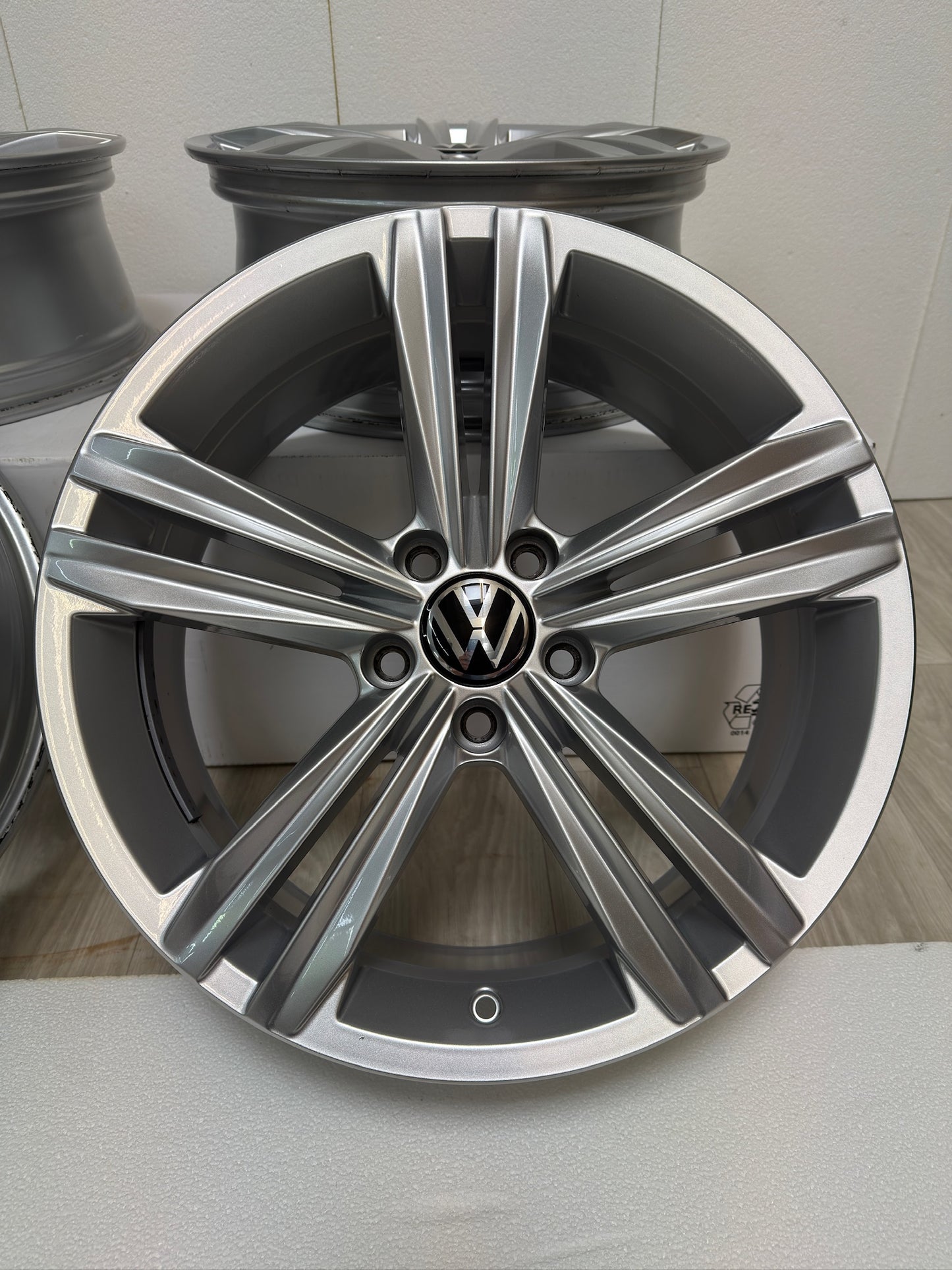 WIE NEU Original VW Tiguan II 2 Sebring 18 Zoll Felgen Alufelgen Allspace 5NA601025M 5NA601025AQ 7x18 ET43 5x112 AD1 5N 5NA SUV 5x112 R-Line Edition Silber Felgensatz MwSt. ausweisbar